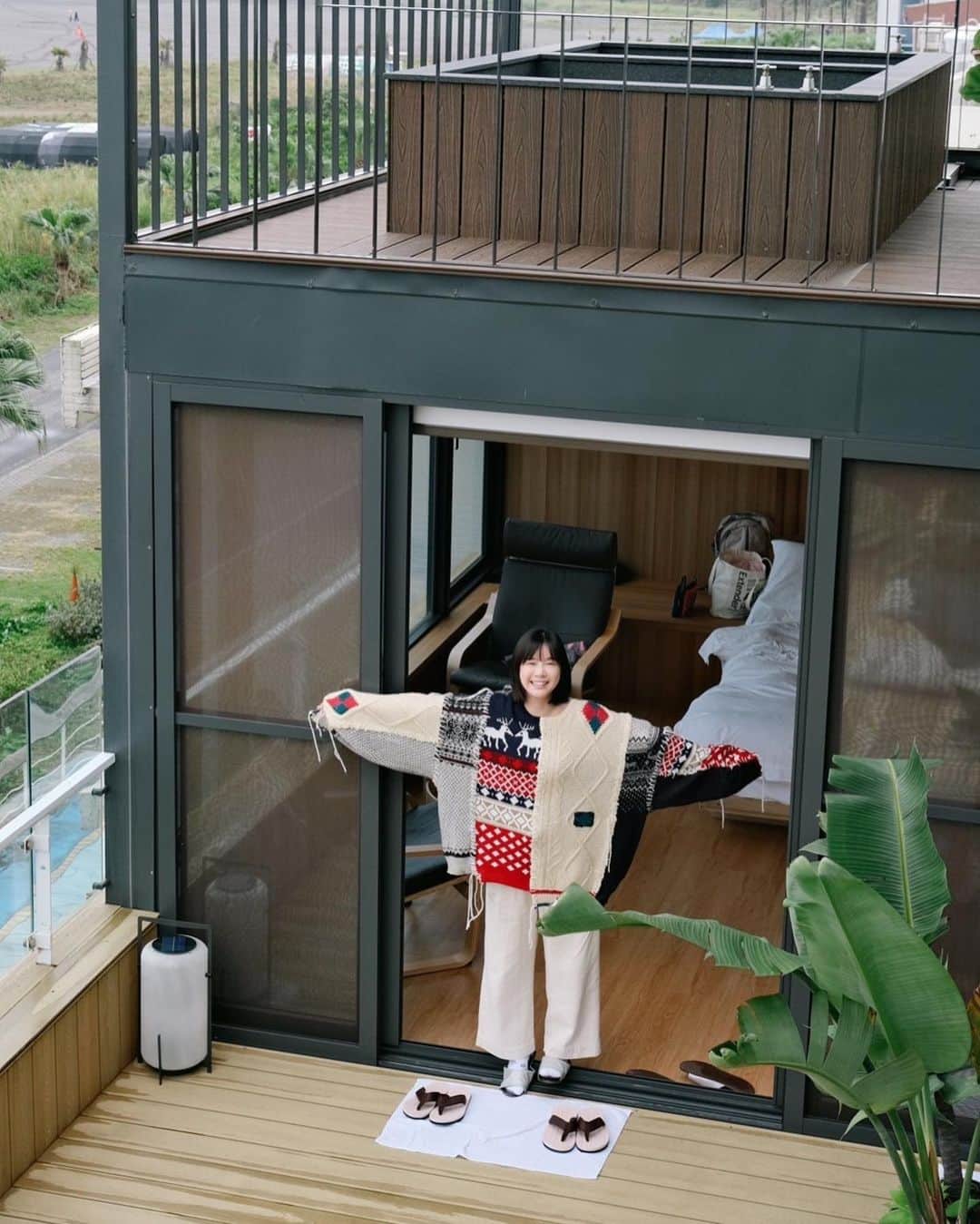 リー・ジャーインのインスタグラム：「宜蘭最讚民宿✨PLAY HOTEL @playhotel_  舒服放鬆的無敵海景SPA！ 晚餐💓早餐💓都超級好吃😋  小管家服務也一極棒👍🏻 朋友點調酒🫧我喝無酒精氣泡飲  吃飽喝足的那晚⋯ 我竟然在豪華視聽客廳待到半夜 才捨得回房間睡覺😅 原來用巨大投影打遊戲這麼讚～哈哈哈哈！  謝謝芹姐 @chin_chin416 仁甫哥  下次帶上媽媽再去享受舒服的芹仁室😊🫶🏻  YouTube新影片有認真開箱唷！ 大家可以去看我享受的模樣哈哈！」