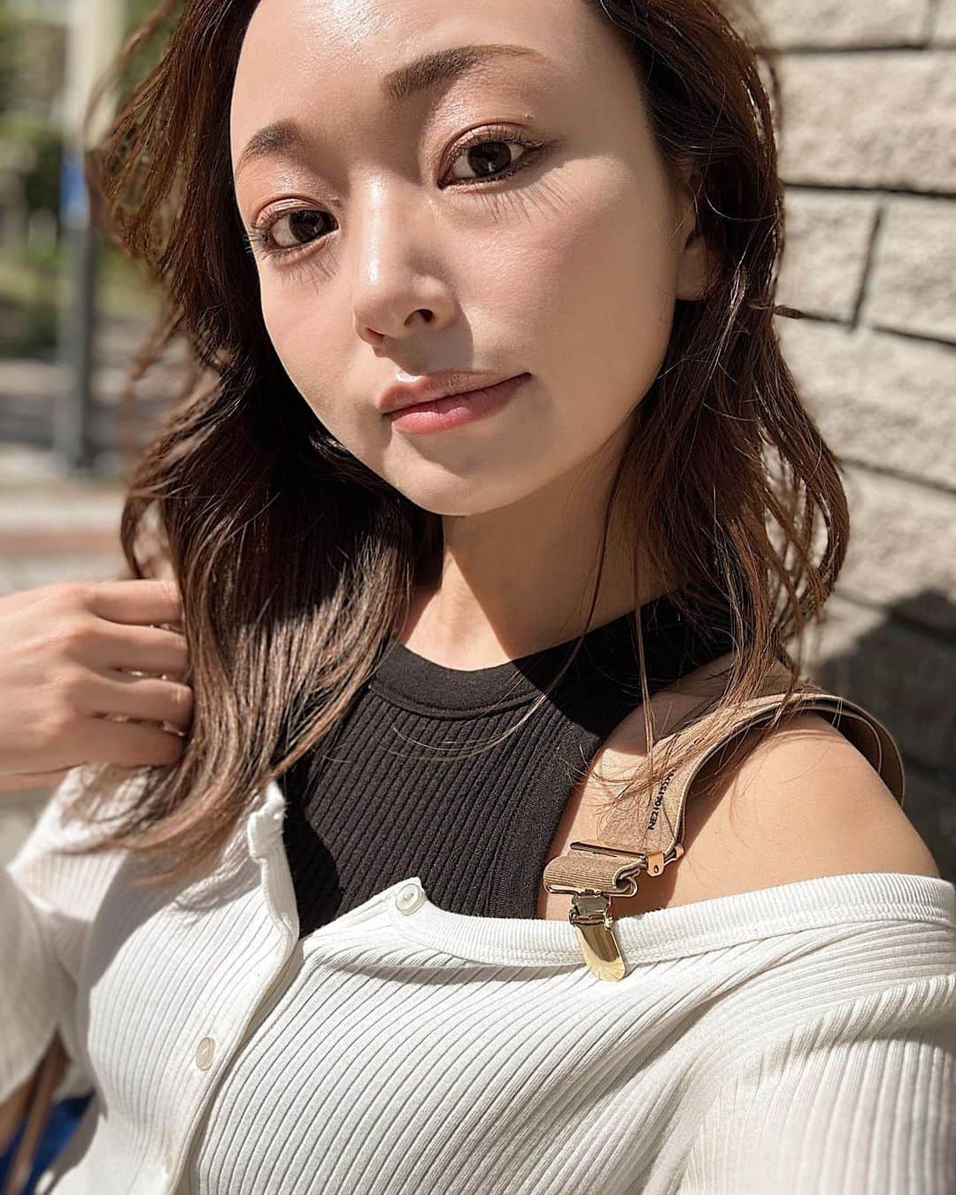 Yuuki mimuraのインスタグラム：「🌱🫧“  肌本来の美しさを引き出し、 理想の素肌へと導く韓国発スキンケアブランド "Abib"🇰🇷  わたしもパックをよく使っていて… ブランドは知ってたんだけど💫 今回こちらの人気なドクダミシリーズシリーズをいただき ライン使いしてみました🪞  さっぱりしたテクスチャーなのに保湿力が高くて 季節の変わり目で揺らぎがちな この季節にぴったりなスキンケア🫧  🎵ドクダミトライアルキット (ドクダミトナー100ml+ドクダミクリーム75ml) Abibを初めて買うよって方にも ぴったりなQoo10だけのオリジナルセット📦  🎵ドクダミエッセンス エッセンスの方はドクダミエキス85%配合で 鎮静効果に優れた美容液。 ドクダミトナーとドクダミクリームの間に使用するのが おすすめの使い方らしい💡  🎵クイックサンスティックバー 手を汚さずに使えてカーブが効いて塗りやすい スティックタイプの日焼け止め！ 透明なので🫥バッグやお洋服について白くならないのが 本当に嬉しい🤍 気に入ったのでストックとしてもう一つ追加しました🛒  🔍 Abib✖︎Qoo10 LIVE Shopping ̖́- 4月12日(水)20時 START🎶 "Abibと一緒に準備するゴールデンウイーク"を テーマに配信するそうなので気になる方はCheckを❣️  #アビブライブ #Qoo10LiveShopping #PR #Abib #Qoo10 #メガ割 #韓国#韓国コスメ#化粧品#スキンケア #韓国ファッション #美容好きな人と繋がりたい #コスメ好きな人と繋がりたい #コスメレポ#コスメマニア#コスメ紹介#コスメオタク #スキンケアマニア #日焼け止め#紫外線対策 #ゴールデンウィーク#旅行 #トラベル」