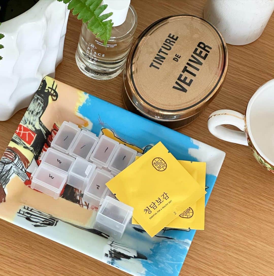 パク・ウンジのインスタグラム：「[특가예고] 다이어트 필승법 청담보감👩🏻‍⚕️의사처방  ✔️[미리보기] 오픈 했습니다.  제 인스타그램 프로필에 🔗링크 타고 와주세요.  ✔️내일 오전 9시! 알림설정 부탁드려요- 다른 셀러 (2명) 판매 때 조기 품절이 될 정도로 인기가 많대요…  혹시 모르니까 알람설정해주세요🙏 -  🟡은자언니가 청담보감을 추천해드리는 이유는?!  첫번째도 안전성! 두번째, 세번째도 안전성이었어요🙏 한의사 선생님 처방으로 한분 한분 모두 통화로 진행! 한의학의 생약 성분으로만 구성되기에 몸을 헤치지 않아요✔️ 저의 경우 청담보감을 먹으면서 불안증이나, 불면증, 떨림 증상이  없었어요.  저는 제품을 큐레이팅 할 때!  절대로 위험을 감수하고 무리해서 판매하지 않고 , 할 이유도 없어요.   저는 오랜 시간 여러분과 숨셔온 방송인이기에 치명적인 타격을 줄  제품들은 아예 컨택자체를 안해요🙏그 부분은 앞으로 어떤 제품을  큐레이팅해도 다 해당되는 사항이랍니다.   그래서 이번 제품도 정말 오랜시간-동안 제 몸의 안정함과, 체중 변화를 확신하고 자신감=신뢰감을 갖고 보여드릴 수 있던 거에요.  중간에 탈났다면 당장 중단했을 거에요.   저는 3개월 전 쯤에 샘플 단계일 때부터 테스트를 해왔고 , 본격적으로 2월부터 먹기 시작했어요. 그때 체중이 68kg이었답니다 🐷 2월부터 꾸준히 하루 2포씩 먹어서 최근에는 체중이 60-61kg정도까지 빠졌어요.  운동을 했다면 더 많이 빠졌겠지만? 운동 거의 없이도  2달에 7-8kg은 감량했어요😊 저 뿐만 아니라 이미 드신 분들  후기를 보면 2달에 7-8kg은 거의 빼시더라고요.  🟡일반 한약 다이어트 제품 VS 청담보감 차별점-  1. 청담보감은 한의약품으로 일반 건강식품과는 비교도 안될 정도로  섭취시 즉각적인 식욕억제 효과를 느낄 수 있어서 다이어트  실패해온 분들께 추천해드려요.   2. 청담보감은 동결건조 기술로 탕약 120ml의 한약 성분을 고농축으로 압축하여 효능을 극대화 했어요.  3. 일반 타사 한약 다이어트 약은 먹기 불편한 환으로 만들어져 있어🥲 쓴 맛과 한약냄새 그리고 목넘김이 불편한 게 사실이에요.;;;  💊청담보감 다이어트 정은 알약 형태로 만들어져 냄새 없이,  목넘김 편하게 언제 어디서든 간편하게 섭취 가능합니다. 지름 약 1cm 조금 넘는 거 같아요 ^^  게다가 동결건조 기술로 고농축 제조해서 빠른 흡수를 도와드리기에  섭취시 즉각적인 식욕 억제 효과를 느낄 수 있어요😊  제가 내일 오픈 한 후에도 계속 팔로우 해드릴게요 ^^ 궁금하신 점 댓글이나 DM 편하게 보내주세요😊」