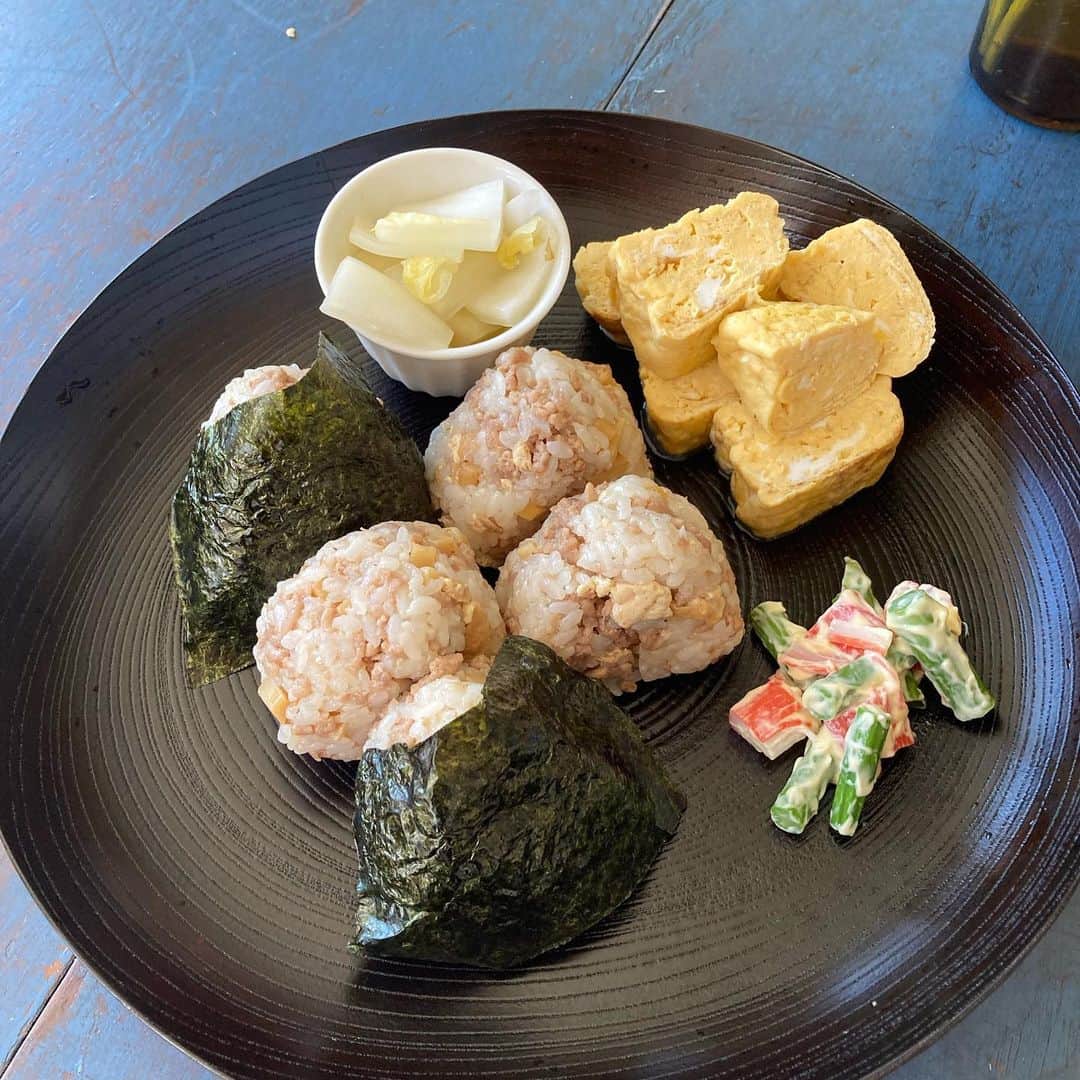 井上荒野のインスタグラム：「天気がいいので浮かれておにぎり作ってしまった。昨日の土佐煮に豚そぼろを合わせてごはんに混ぜたけど、豚そぼろ余計だった、味としてはおいしかったけどなんか筍に失礼な感じだった。うちの周囲は桜はこれから🌸」