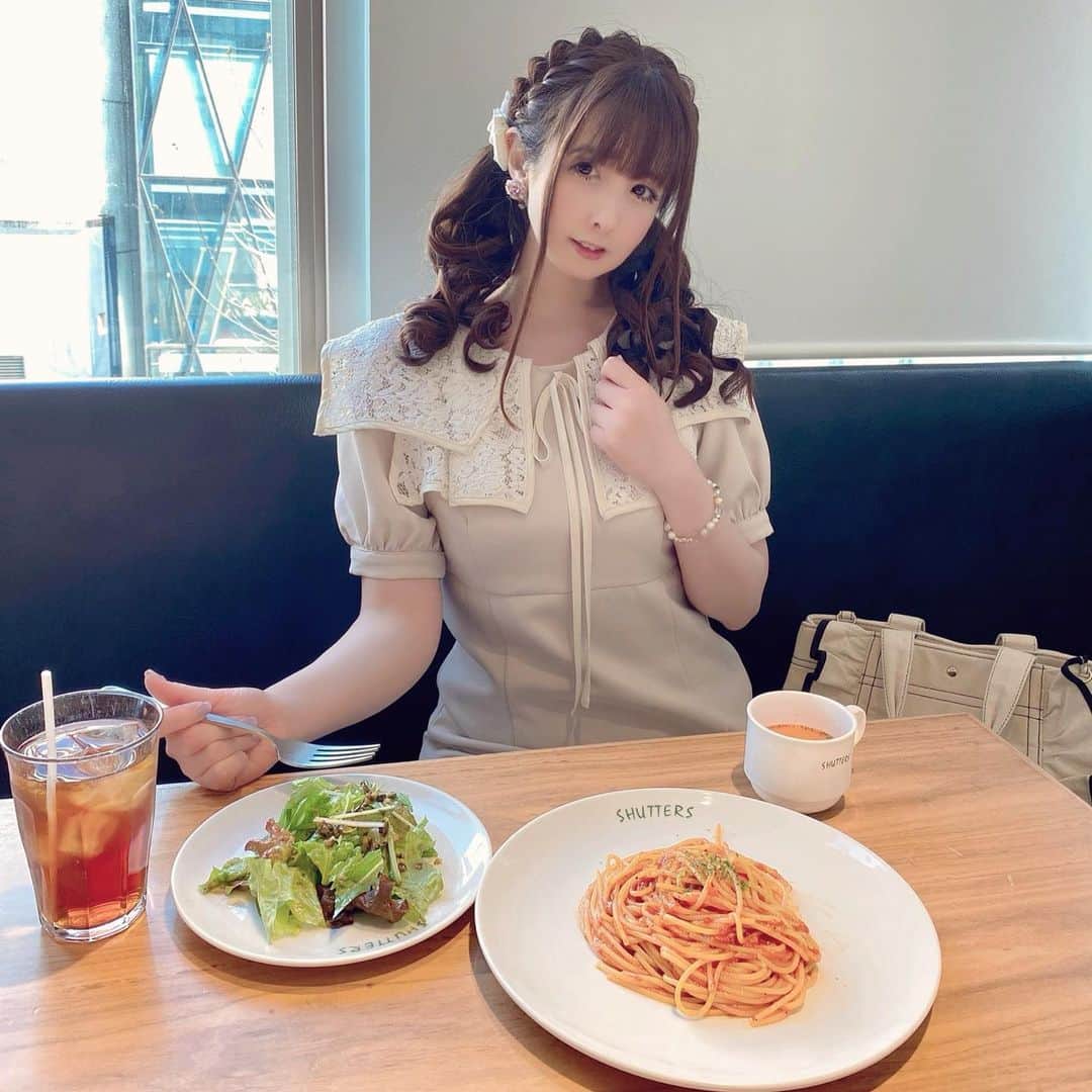 伊藤芽衣のインスタグラム：「いつの日かの 原宿ランチ♡ ⁡ お友達からは ⁡ めいちが思いのほか いつも しっかりご飯食べてて 安心するし笑っちゃう ⁡ とゆわれる ランチ風景です…！  映えとは無関係の 日常記録♡ ⁡ よほどのことがない限り 3食きちんと食べます♡ ⁡ （偏食なのが問題点！） ⁡ お気に入りの SHUTTERSさん♡ ⁡ さて♡ 今日もしっかり食べて がんばります…♡ ⁡ #原宿ランチ #表参道ランチ #シャッターズ」