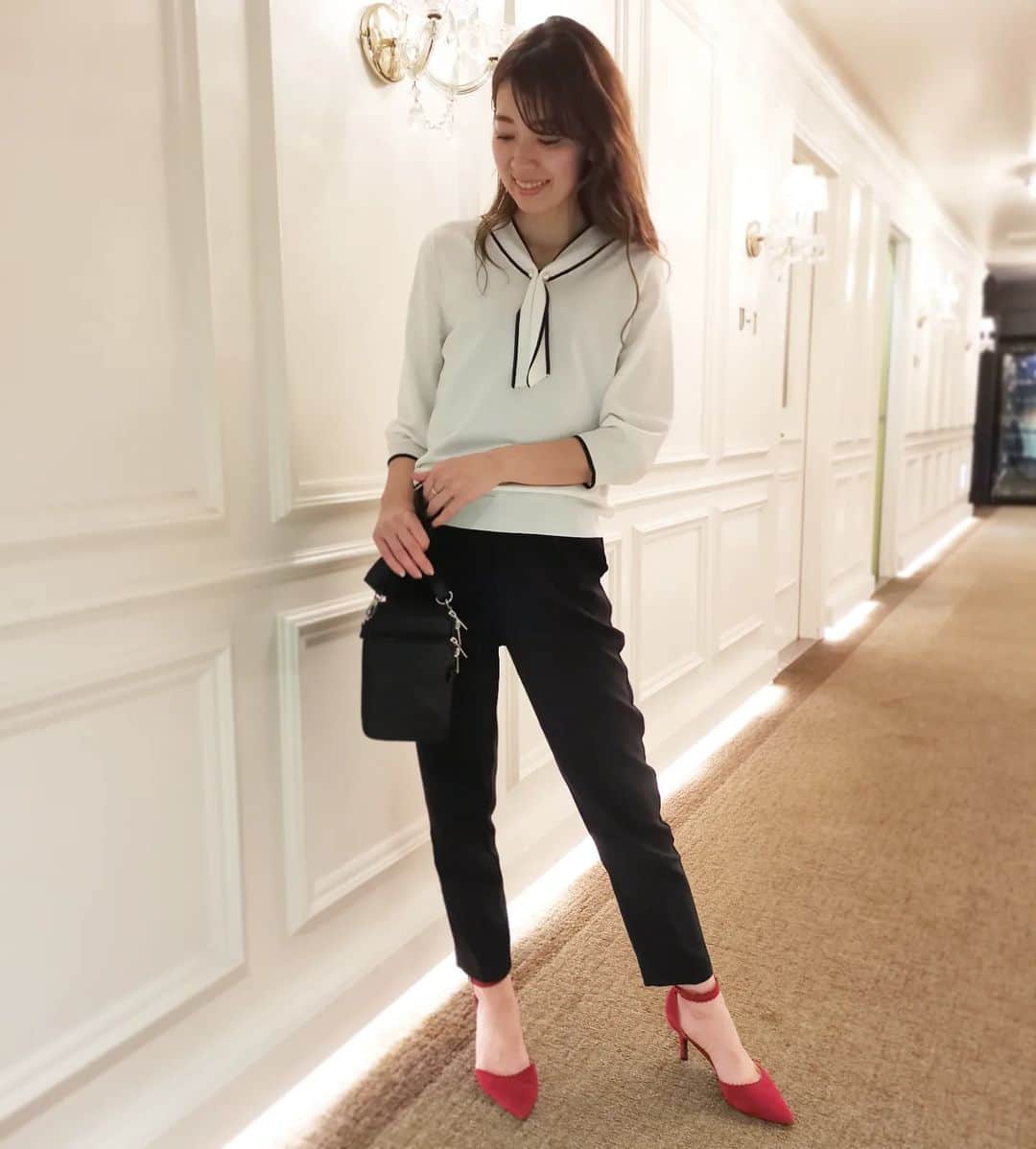 杉山由紀子のインスタグラム：「チタネイル💅 今回はミラーネイルグラデーション✨✨  久々のネイルー♥ やっぱりテンションあがるよね♫  来週🏝いくのでネイルケアしてきたよー✨✨  今回やったのはまだ知らない人も多いのでは!?  【チタネイル✨】 ネイルの前に塗布するベースコートのような役割のもので ネイルの浮き剥がれを大幅に低減させたり、地爪を様々なダメージからプロテクトしてくれるみたい🎶  いつものネイルの前に仕込ませていつもみたいにUVに手を入れるだけ♡♡♡  今回はチタネイルを仕込んで✨ その上から茶系のオトナめなミラーネイルをグラデーションで作ってもらったよ♥  かわちい🤟  @korat_omotesando #チタネイル #TITANAIL #ネイルレボリューション #大人ネイル #大人ネイルデザイン #表参道ネイル #ミラーネイル #ミラーネイルグラデーション #グラデーション」