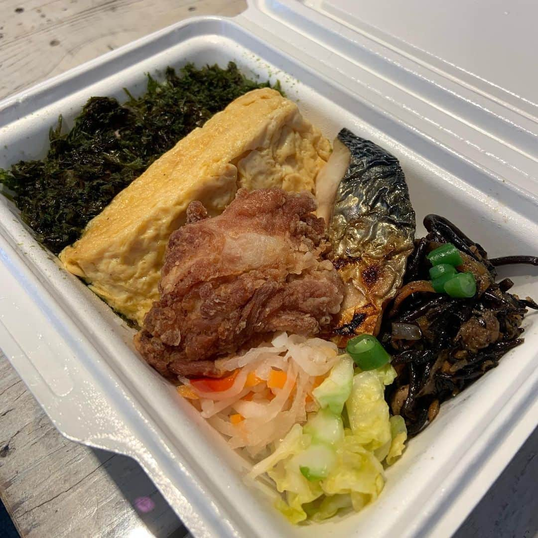 Boseさんのインスタグラム写真 - (BoseInstagram)「日曜日は選挙に行ったあと、定食屋しゃもじのお弁当を買って帰るという、淀みなきダンドリ。 #定食屋しゃもじ」4月10日 15時58分 - bose_sdp