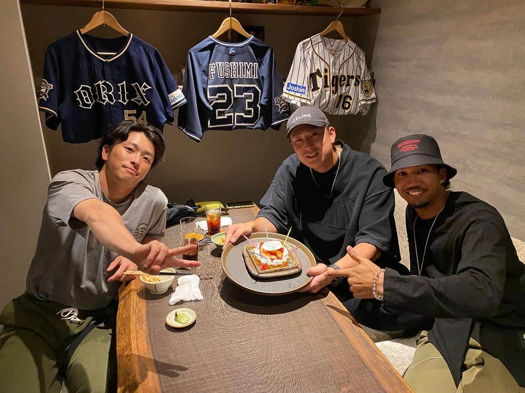 杉本裕太郎のインスタグラム：「32歳なりました⚾️ たくさんのメッセージありがとうございました😍  1年目から京セラでハッピーバースデー歌ってもらえるのが夢だったので嬉しかったです😆  #周平宗ふぐとケーキありがとう #裕也さん西野さん肉とサングラスありがとうございます」