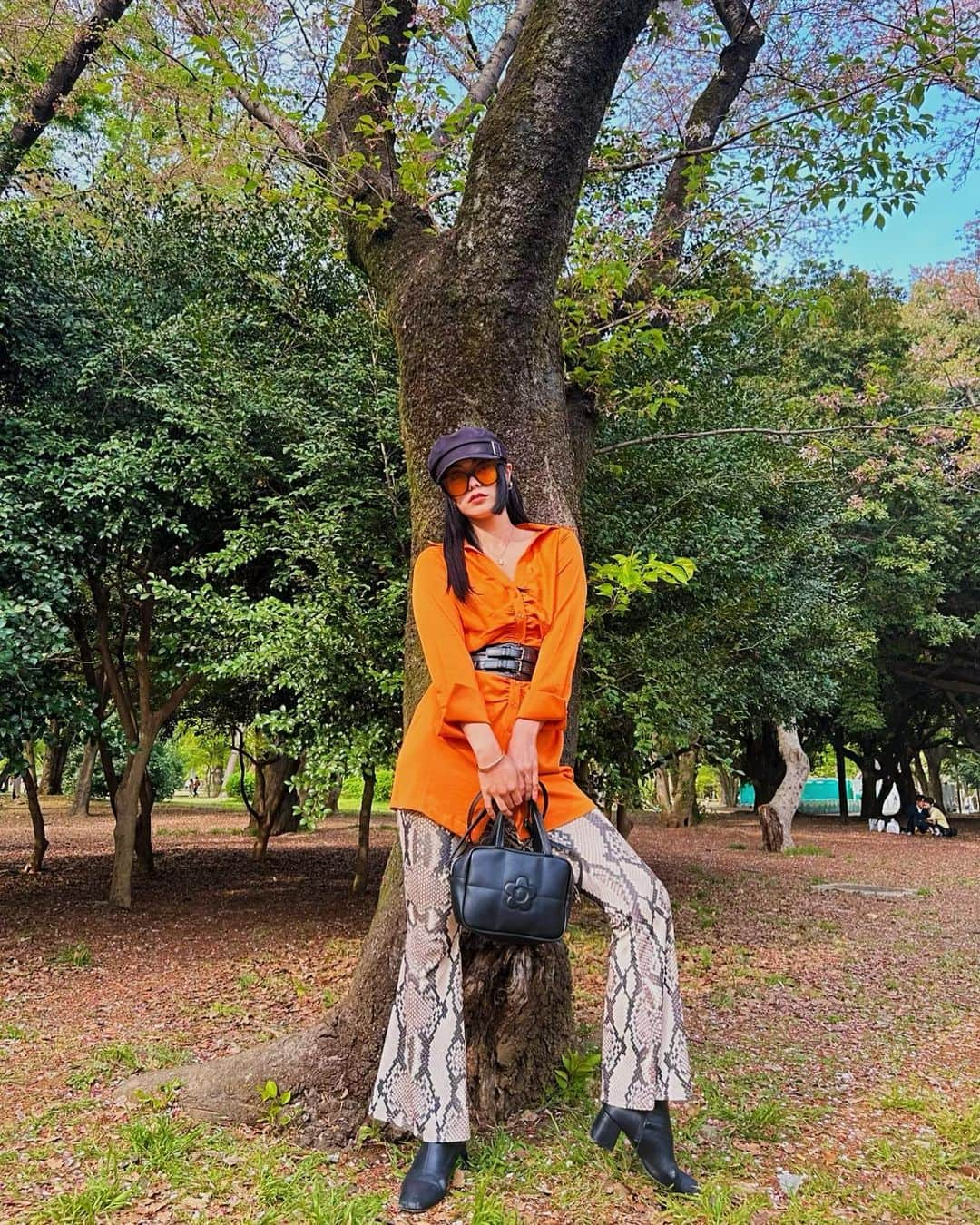 せいなさんのインスタグラム写真 - (せいなInstagram)「🧡オレンジ🧡 . . パーソナルカラーがオレンジ🍊🧡 だったけど、なかなか挑戦しにくい色😂ww . . でも最近は、オレンジのアイテムやカラー物ばかり購入してますw . . 桜ほとんど散ってしまってたけど、 いい感じの🌳があったので撮影して貰ったよ🤳✨ . . みんなは何色が好き？💜 . . #オレンジ #オレンジカラー #みたらしカラー #ビタミンカラー #パーソナルカラー #カラフル #お団子 #お花見 #さくら #葉桜 #代々木公園  #原宿 #まったりday #ピクニック　#ファッション #モデル」4月10日 15時56分 - seina_k0403