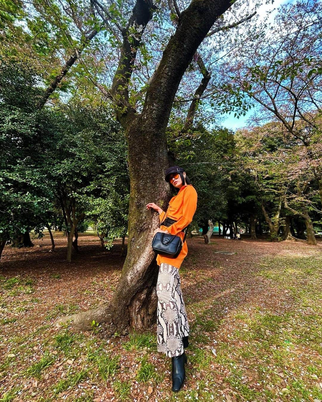 せいなさんのインスタグラム写真 - (せいなInstagram)「🧡オレンジ🧡 . . パーソナルカラーがオレンジ🍊🧡 だったけど、なかなか挑戦しにくい色😂ww . . でも最近は、オレンジのアイテムやカラー物ばかり購入してますw . . 桜ほとんど散ってしまってたけど、 いい感じの🌳があったので撮影して貰ったよ🤳✨ . . みんなは何色が好き？💜 . . #オレンジ #オレンジカラー #みたらしカラー #ビタミンカラー #パーソナルカラー #カラフル #お団子 #お花見 #さくら #葉桜 #代々木公園  #原宿 #まったりday #ピクニック　#ファッション #モデル」4月10日 15時56分 - seina_k0403