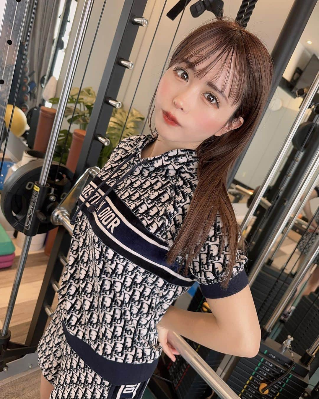 日向すずさんのインスタグラム写真 - (日向すずInstagram)「パーソナルジム @kayg_personalgym に行ってきたよ‪‪❤︎‬  鍛えてる時って何故か自然とげらげら笑っちゃうw久々のパーソナルジムめっちゃたのしかった！🥹  担当のあやうみさん @ayaumi.co.jp がまじで陽気でおもろくて最高❤️‍🔥  あとジムウェア全部レンタルなんだけど、かわいすぎ！！ こんなブランド服着ることないからテンアゲした😂🤍  今年は鍛えるぞー！いい女になるぞー！  #パーソナルジム #ジム #新宿 #kayg #トレーニング女子」4月10日 15時57分 - osuzudashi_