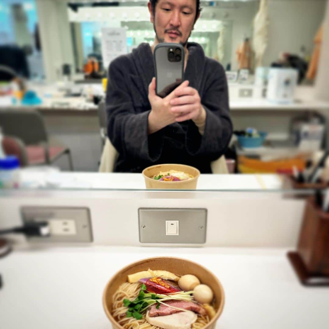 中村獅童さんのインスタグラム写真 - (中村獅童Instagram)「今日のランチは煮干し醤油ラーメン、本当に美味しいですよご観劇の皆様も是非〜おすすめです、 　メッセージが嬉しい、ありがとうございました。  #ffx歌舞伎  #いよいよあと2日 #ファイナルファンタジーx  #キッチンカー #煮干しスープはボク好み #獅童」4月10日 16時06分 - shido_nakamura
