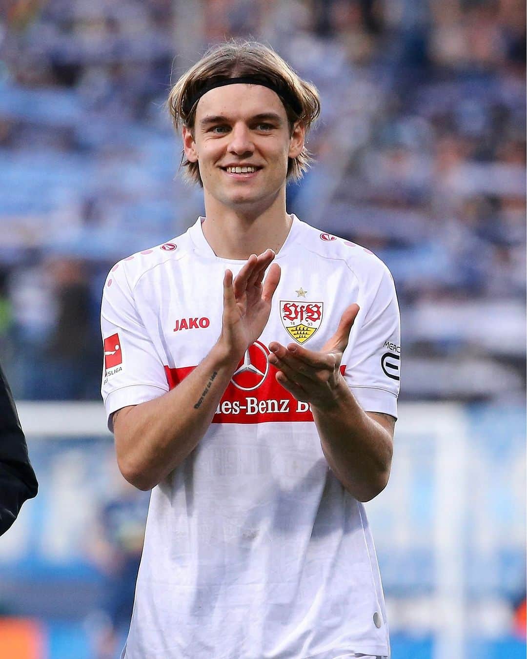 VfBシュトゥットガルトのインスタグラム：「Guten Morgen, liebe VfBler. 🤍❤ Genießt den Ostermontag. 😊🐰 _ #VfB #BOCVfB 2:3 #vfbstuttgart #vfbstuttgart1893 #auscannstatt #furchtlosundtreu #VfBInsta」
