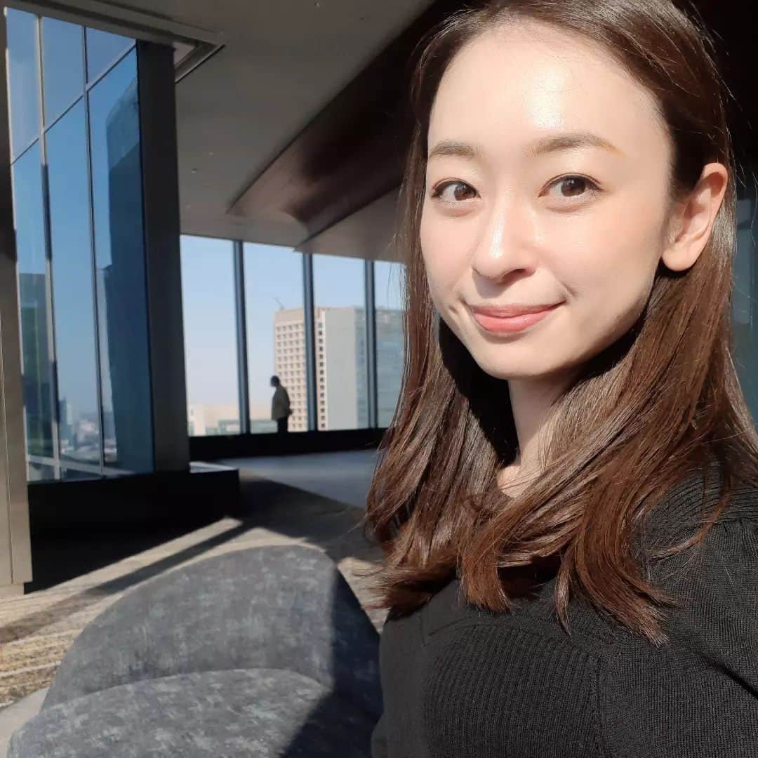 瞳ゆゆのインスタグラム：「外資系企業に訪問🏢 きれいな光が差し込んでいたので盛れるかな？と思って撮ったら盛れたので載せる😂  #宝塚og #宝塚」