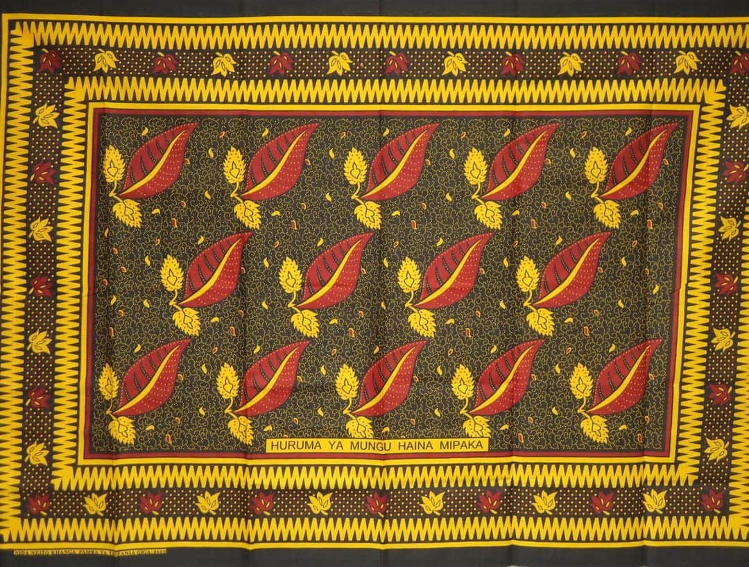 kwa MALOGOさんのインスタグラム写真 - (kwa MALOGOInstagram)「【新入荷:カンガ📣】 .  ・周りを囲う額縁のようなデザイン模様。 ・スワヒリ語のメッセージ入り。 .  この2つの特徴がおもしろみでもある東アフリカの生活に根差した生活布「カンガ」。 .  色柄で選んで、 壁に貼ったりカーテンや部屋の仕切りにしたりしても可愛いし、 現地のようにジナと呼ばれるスワヒリ語のメッセージで選んで、 プレゼントにしたり自分で使用するのも素敵🎁 .  ▼▼▼▼▼▼ 先日の特大サイズ(オマーンカンガ)と違い、 今回のカンガはタンザニアの日常で普通に見かける 通常判で ”ジナ入り” です😉 .  その中でも会社や産地によってやはり違いはあります。 今回＜大きく分けて３つ＞の種類を入荷しています。 ・大手メーカー ・URAFIKI社：ふっくら柔らかい地厚の良質コットンが有名。柄は古典的なシンプルなものが多い。 ・ザンジバルカンガ：薄くて洗ううちにガーゼのような質感になる。派手な色柄が多い。 .  興味のある方はこんな事も頭に残しつつ楽しんでご覧ください☺️ .  WEBSHOPへはプロフィール欄リンクより 　https://kwamalogo.com  .  #カンガ #カンガ布  #アフリカンプリント  #おしゃべりな布  #イロのある生活  #アフリカ雑貨  #kwamalogo  #africanprint #kanga #khanga #swahilifashion #colorfullife」4月10日 16時04分 - kwamalogo