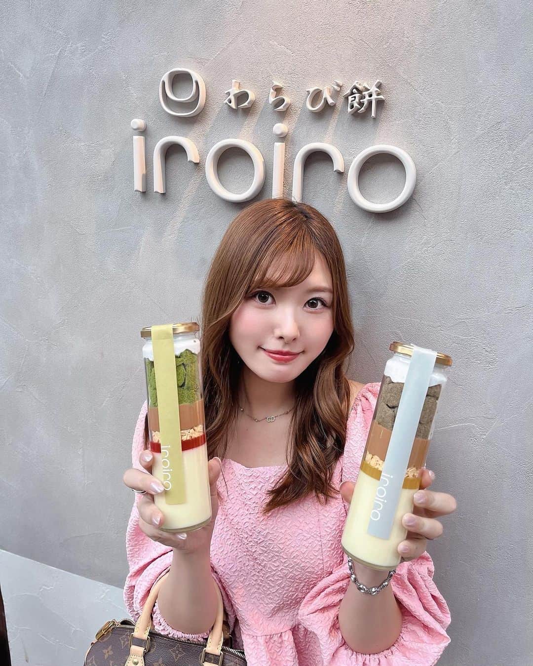YOUKORINさんのインスタグラム写真 - (YOUKORINInstagram)「京都で手土産にぴったりな わらび餅屋さん🤍 @kyoto_iroiro_warabimochi   選べる3種のわらび餅 きな粉、抹茶、ほうじ茶、あまおう、ピスタチオ、キャラメル、ミルク、むらさき芋の8種類🩶  私はきな粉 あまおう ミルクの3種類にしたよっ✌️ やっぱりきな粉は外せない🥺 新感覚わらび餅で柔らかくて 何個でも食べられちゃう🤤💕  わらび餅プリンパフェは抹茶と ほうじ茶があったよ🫡 わらび餅と生クリームがめちゃくちゃ合う！ 注文を貰ってからその場で作って くれるのでわらび餅も柔らかモチモチのまま💓 パフェ用のスプーン🥄も付いてくるしお得な気がする🉐✨ ちなみにスプーン無しなら割引も可能だとか🤣  錦市場のすぐ近く！是非行ってみてね😍 📍 〒604-8125 京都府京都市中京区中魚屋町５１０−３  #PR#わらび餅 #錦市場 #京都スイーツ #四条烏丸 #わらび餅専門店 #烏丸カフェ #iroiro #京都グルメ#Kyoto#kyototrip#手土産#京都土産」4月10日 16時04分 - xxy0uc0riinxx