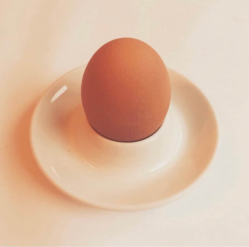 ポール・ブラックソーンのインスタグラム：「The Easter egg, adopted by Christians to represent the tomb of Jesus, is an ancient symbol of fertility and birth. After winter darkness, life is born in the Spring. Easter is about Resurrection, an opportunity or reminder, that no matter what we have been or what we have done, we can always forgive ourselves and resurrect the spirit and truth within us. Basically, it’s never too late to be a better person! I guess it’s up to us, individually and collectively, to determine what our resurrection looks like... Happy Easter one & all! XoxoX」