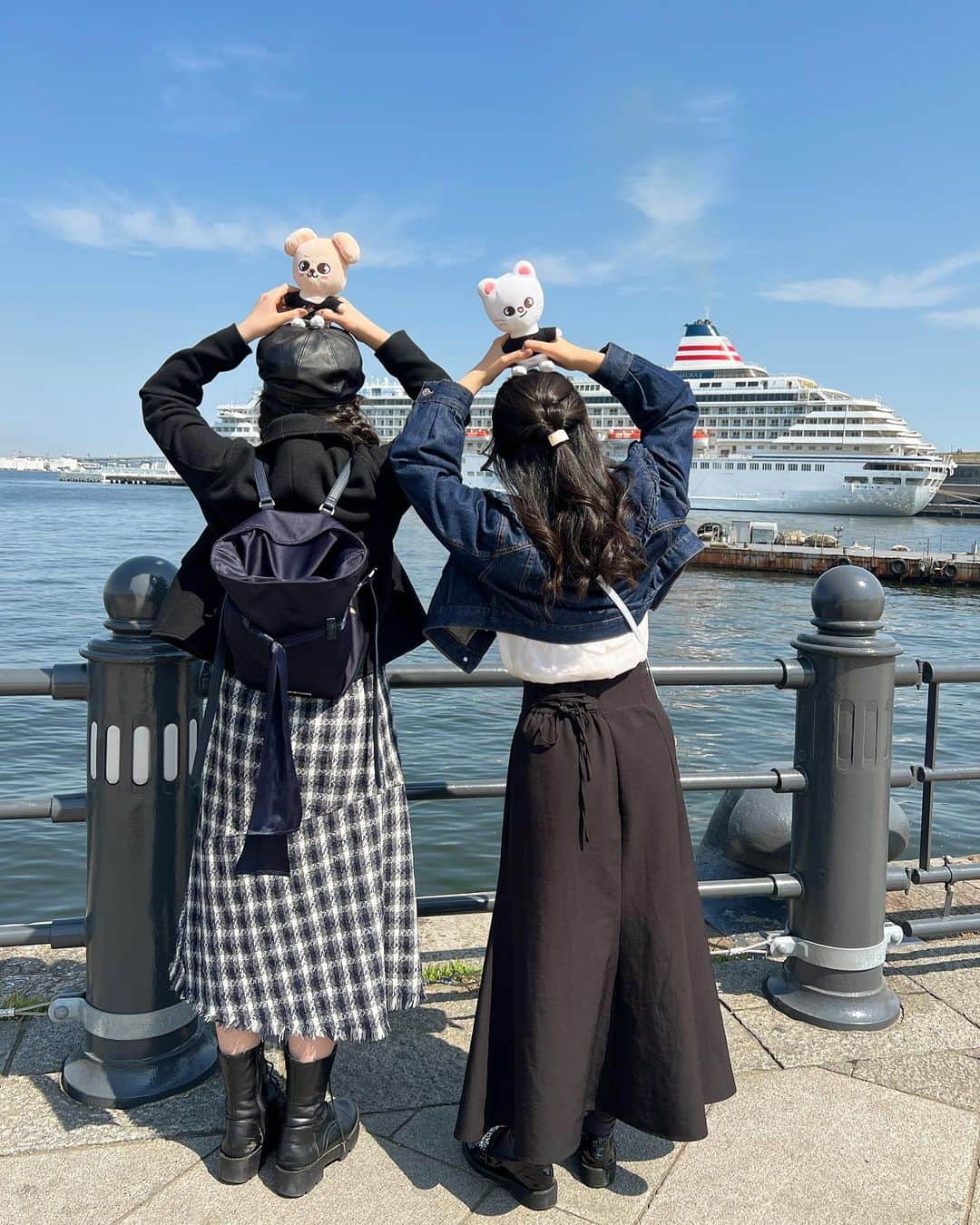 Maiko Shibataさんのインスタグラム写真 - (Maiko ShibataInstagram)「あと何回春休み家族と過ごしてくれるかな‪ ·͜·♡‬  #横浜#赤レンガ倉庫 #母娘旅#ジニレットとおでかけ#中学生コーデ#親子旅#みなとみらい#姉妹コーデ」4月10日 16時09分 - maikoshilog