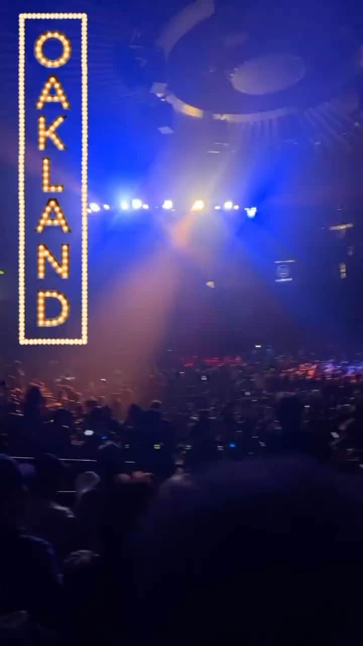 MCハマーのインスタグラム：「Oaktown !!! I appreciate the love at the NE Concert 2nite  TownBiz !!! ✊🏽🕺🏾✊🏽🕺🏾✊🏽🕺🏾✊🏽」
