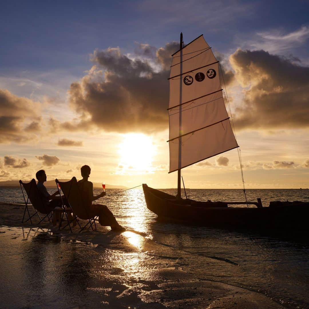 HOSHINOYA｜星のやさんのインスタグラム写真 - (HOSHINOYA｜星のやInstagram)「The calm sea breeze and the setting sun that colors the scenery make for unforgettable memories.  穏やかな海風と辺り一面を染める夕日は、忘れられない思い出になるでしょう。  #hoshinoyataketomijima #taketomi #okinawa #hoshinoya #hoshinoresorts  #travel　#japantrip #luxuryhotels  #luxuryresort #星のや竹富島 #竹富島 #沖縄 #沖縄離島 #沖縄リゾート #離島巡り #島旅 #星のや #星野リゾート #リゾートホテル #ご褒美旅行」4月10日 16時12分 - hoshinoya.official