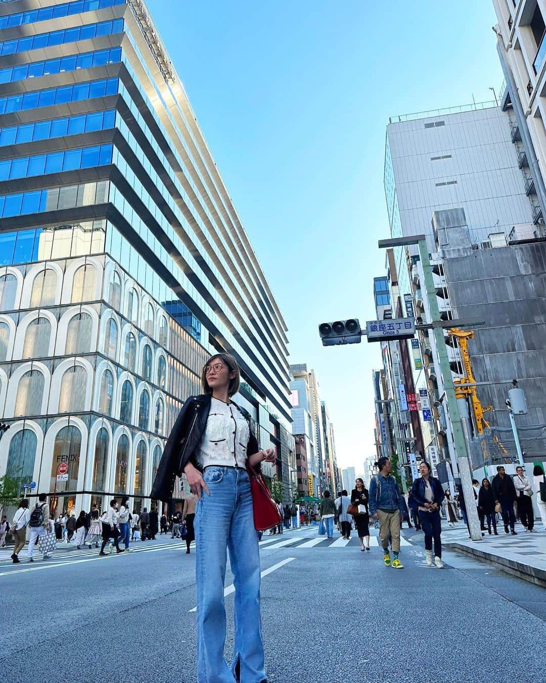のインスタグラム：「. ホコ天最高！  @ayu314s が道路にひざまづいてまで撮影してくれた渾身の意味不明なショット📸  ありがとう  気に入りすぎて今月既に2.3回も着用したので既視感のあろうこのトップスは @bubblefashion_official です  上品」