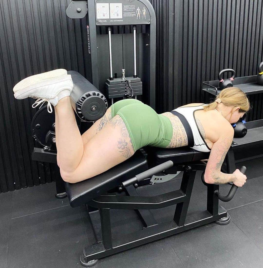 トレーシー・キスさんのインスタグラム写真 - (トレーシー・キスInstagram)「Your thoughts on laying hamstring curls? 💚 This beautiful exercise engages and strengthens the hamstrings making them less prone to injury and pain, and to me, feels so much more supportive than the alternative of seated curls. I spent the majority of my life being skinny / scrawny with very little shape to my body as I was more athletic than curvaceous and forever dreamed of having a more feminine figure. It was only through lifting weights that I was able to finally build muscle mass, strength and size in a healthy manner - and it was all on a purely plant-based diet! I hope that you've all had a wonderful reset over New Years, a little bit of indulgence over Easter and feel the power and motivation of new life beginning to show over Springtime to use as a catalyst to build your summer body. I for one can't wait to see how far I push myself physically over the next 6 weeks to bring my body into alignment with my heart and soul. What are your fitness goals? 💪🏼 #legcurl #legcurls #hamstrings #hamstringworkout #hammies」4月10日 16時19分 - tracykissdotcom