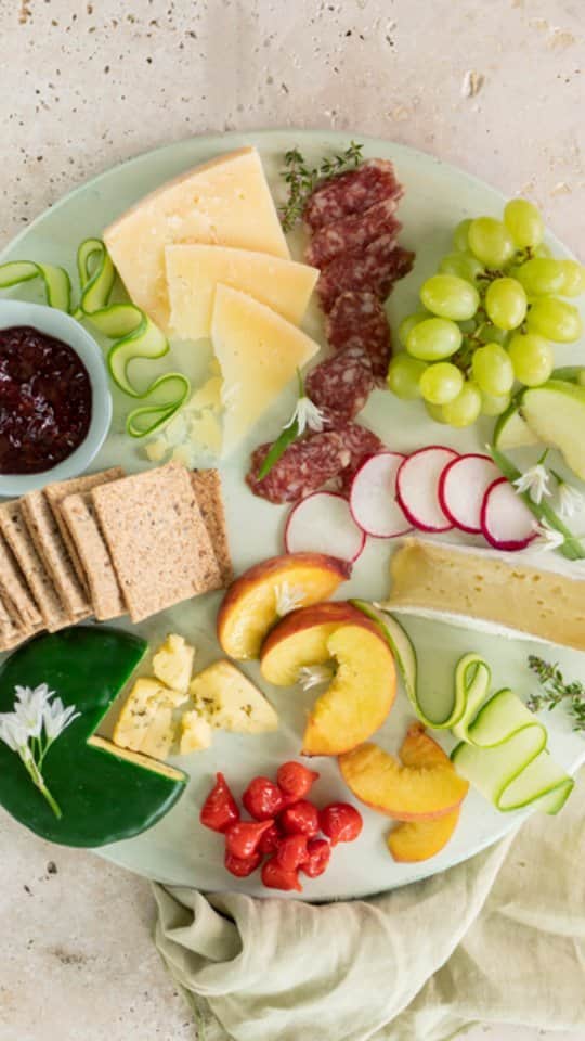 Candlewick Co., Ltd.のインスタグラム：「暖かくなり、花が咲き始めると、春にぴったりのおいしい料理が気になる季節になりますね。それでは、キャンドルウィックのクライアントからの春オススメをご紹介します。まずは、Bord Bia。  日本でも近年認知度が高まるアイルランド産グラスフェッドバターやチーズ。  アイルランド国立大学ダブリン校で食品科学を研究するオリオーダン教授によると、「世界で生産される牛乳のうち、グラスフェッドは1割だけ。その他はすべて屋内飼育によるもの」とのこと。アイルランドで生産される乳製品は、グラスフェッドで、牧草に含まれるカロテンに由来するオレンジがかった色が特徴です。  先日成城石井で見かけて購入したアイルランド産チーズは、くせがなく濃厚でとても美味しかったです♪  これからの季節、ピクニックやホームパーティーのお供に、見かけた方はぜひお試しくあれ！  As the weather warms up and the flowers begin to bloom, it's time to start thinking about delicious spring-inspired dishes to enjoy. Let's take a look at the suggestions from some of our Candlewick clients for the Spring. First up, Bord Bia.  Irish grass-fed butter and cheese has been gaining recognition in Japan in recent years.  According to Professor O'Riordan, a researcher of food science at the National University of Ireland, Dublin, "Only 10% of the milk produced in the world is grassfed. All others are from indoor rearing."  Dairy produced in Ireland is grass-fed and has a slight orange tone , which comes from the carotene in grass.  The Irish cheese I purchased from Seijo Ishii recently was rich and tasty without being too fussy. It's a must-try for picnics and home parties in the coming warmer season!  Photo credit: Bord Bia - The Irish Food Board」