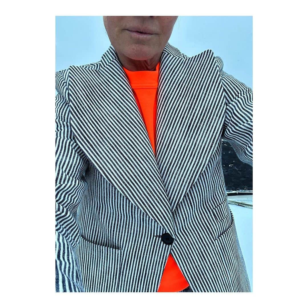 リカのインスタグラム：「Stripes Today 🙃 Favorite spring Jerry Jacket tailored in a woven Italian 100% cotton .  Wear it with a pop color tshirt Mia .   #stripesforever #jerryjacket #ss23 #rikastudios」