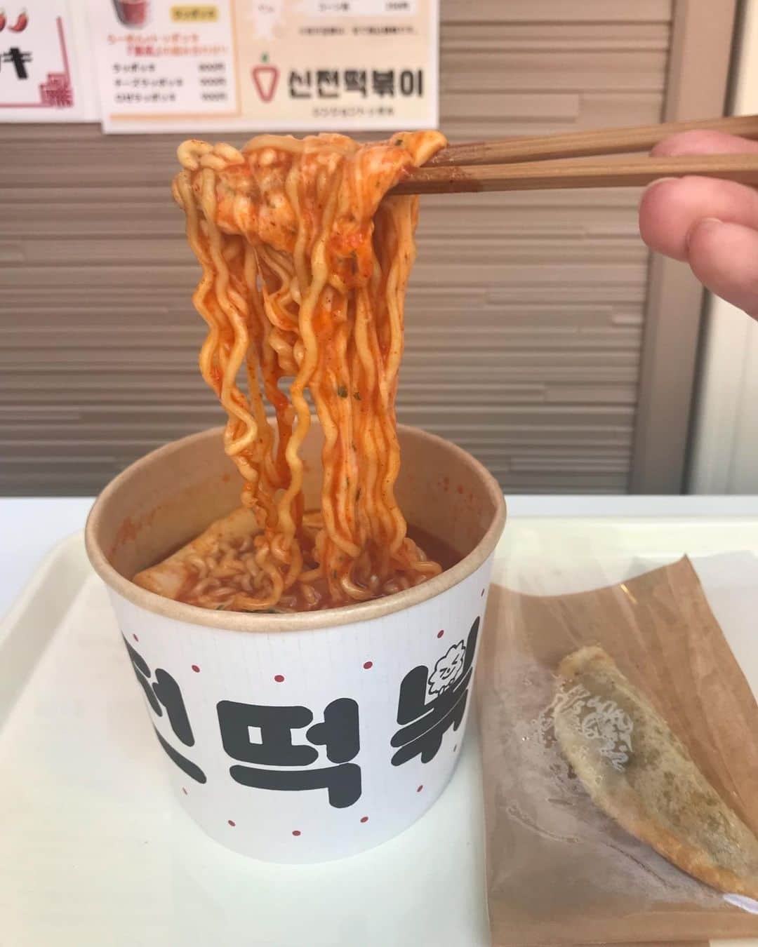 佐々木みえのインスタグラム：「@sinjeon.osaka   チーズラッポギ食べにきたよー。 ラーメン✖︎トッポッキ✖︎チーズ🧀 辛いのが苦手だけど チーズでちょっと辛さが落ち着いてる。 甘くもあって辛いからスルスル食べれるー。 揚げ物もいろいろあって チャプチェ餃子🥟食べた。 美味しかった！！  久しぶりのコリアンタウン人多くてびっくりした😳！ いつもkpopダンススタジオ通うのは夜遅い時間だったから 人の少ない時間しか通らなかったし 昼間がこんなに人が多いのは知らなかった、、。 時間があったら 他にもいろいろお店見て帰りたかった〜  #シンジョントッポッキ #PR #鶴橋グルメ #辛いもの好きな人と繋がりたい #大阪コリアンタウン #ラッポッキ #ラッポギ #鶴橋食べ歩き　#ロゼ　#うもれ麺　#麺リフト」