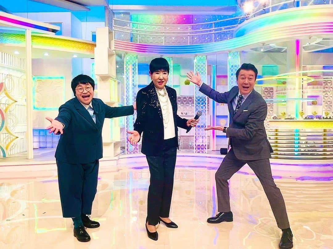 和田アキ子のインスタグラム：「最近の振り返りです😊😊  3/27(月)日本テレビ「スッキリ」で、『あの鐘を鳴らすのはあなた』生歌唱させていただきました🥰🥰朝からド緊張でしたが、少しでも皆さんの心に「希望の鐘」が鳴りますようにと思いながら、歌わせていただきました🔔🔔  そして4/3(月)は、テレビ朝日「徹子の部屋」OAでした〜❣️収録時の徹子さんとお写真撮らせていただきました🥰🥰懐かしい話から近況の話まで、徹子さんとはいつも話が止まらず、とっても楽しかったです😊😊」