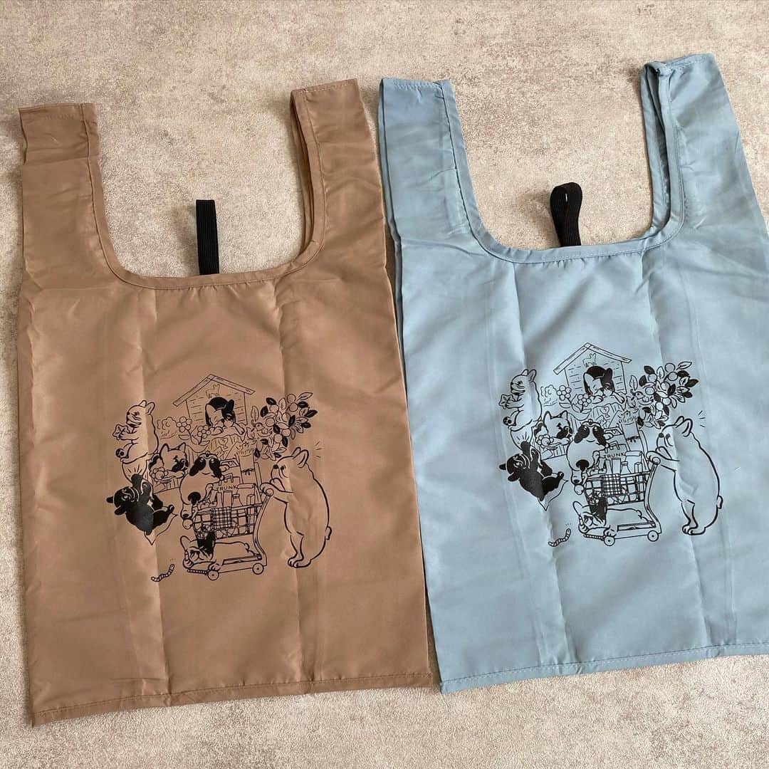 TRUNKさんのインスタグラム写真 - (TRUNKInstagram)「TRUNKオンラインショップに新作のエコバッグを掲載しました。  汚れを弾く撥水加工+水洗いできる素材で、雨の日のお買い物にも最適です。  クルクル巻いてゴムバンドで留めるだけでコンパクトに収納できます。  tanamiさんにステキなデザインを描いていただきました。  5コまではレターパックライト３７０円で発送可能です。 それ以上はレターパックプラス５２０円での対応となります。  送料の選択を間違われないようにお願いします^ ^  #広島#宮島#trunk宮島#エコバッグ#フレンチブル#フレブル#フレブルグッツ#フレンチブルドッグ」4月10日 16時28分 - trunk2007