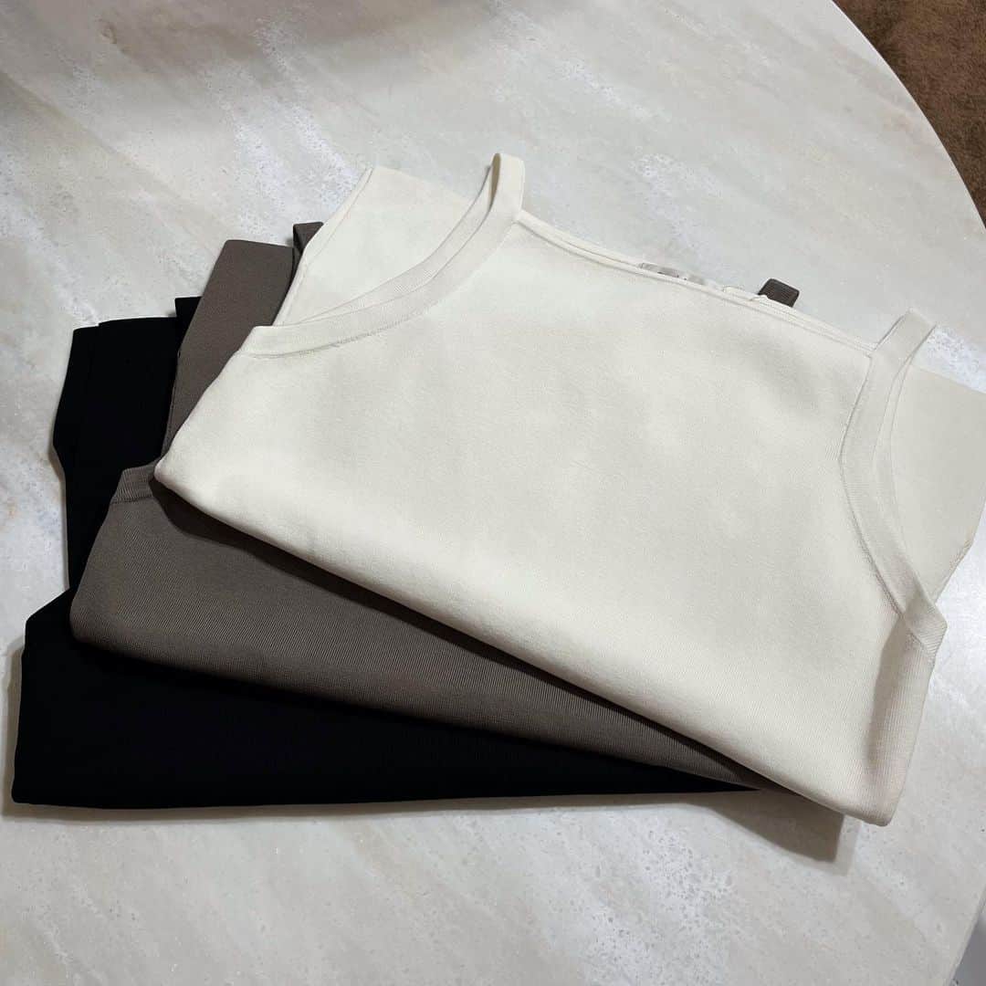 デミルクス ビームス 新宿のインスタグラム：「. 本日から発売スタートです🤍  Demi-Luxe BEAMS / ヘルシーニットキャミソール 〈64-05-0318-126〉  ヘルシーな肌見せが叶う、ニットキャミソール。 開きを抑えたネックのデザインで、１枚はもちろんシャツやジャケットのインナーとしても大活躍のアイテムです◎ . . BEAMSオンラインページからは〈ネット取り置き・取り寄せサービス〉のお申込みが可能です。また、DMやお電話にて商品に関するお問い合わせやWEB決済サービスも承っております。  #demiluxebeams #BEAMS #デミルクスビームス新宿」