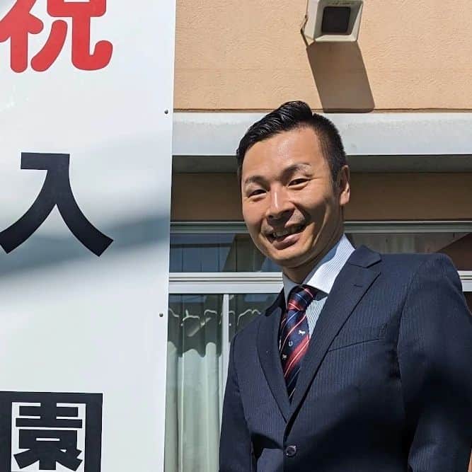 のインスタグラム：「娘の入園式に行ってきた。式の最中50人中1人だけ座れないでずっと走り回っていた。オレは元気があってオレにできなかったことをして凄いな～って思うんだけどママはやっぱり恥ずかしいって。子供のよりママをなだめる入園式だった、卒業式はどうなるかなMAJIDE #入園式」