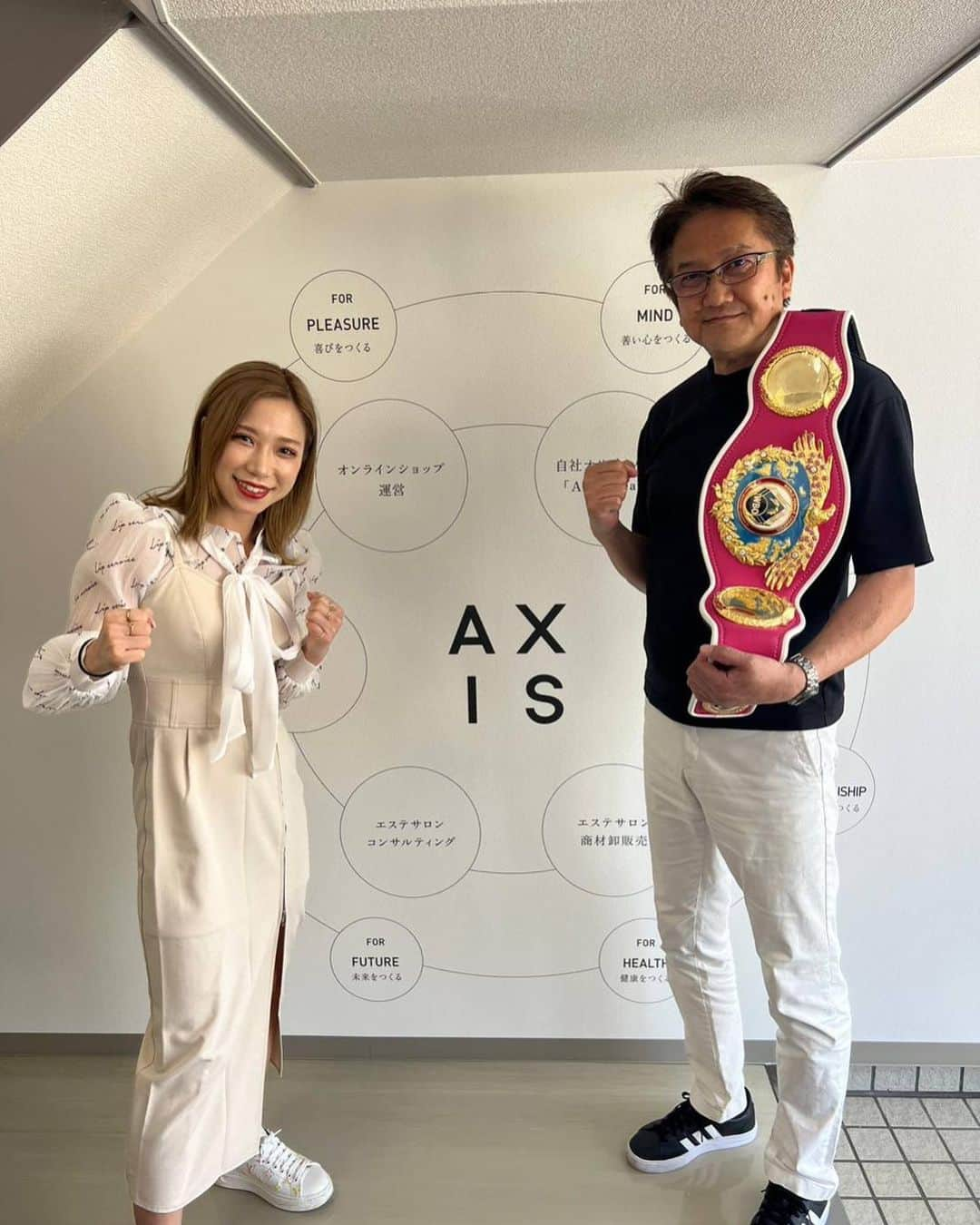 黒木優子のインスタグラム：「3/30日の世界戦でパンツスポンサーをしていただいたAXISの田中社長の元へご挨拶に😊  初めての石川県金沢へ😆❤️  AXISの皆さんとても明るく綺麗な方々ばかりで活気がある会社でした🎶 写真も皆さんありがとうございました😍  会社にお邪魔させていただいた後は田中社長に色々な場所へ案内してもらい金沢観光😍❤️  素敵な場所が沢山ありとっても楽しい時間になりました🥹  街全体が素敵過ぎて…全然時間が足りない😱  また今度ゆっくり観光に来たいと思う場所でした🥹❤️  夜はお寿司🍣❤️ 田中社長本当に色々ありがとうございます😆⭐️  #石川県 #金沢 #AXIS #素敵 #時間が足りない #夜も楽しみ」