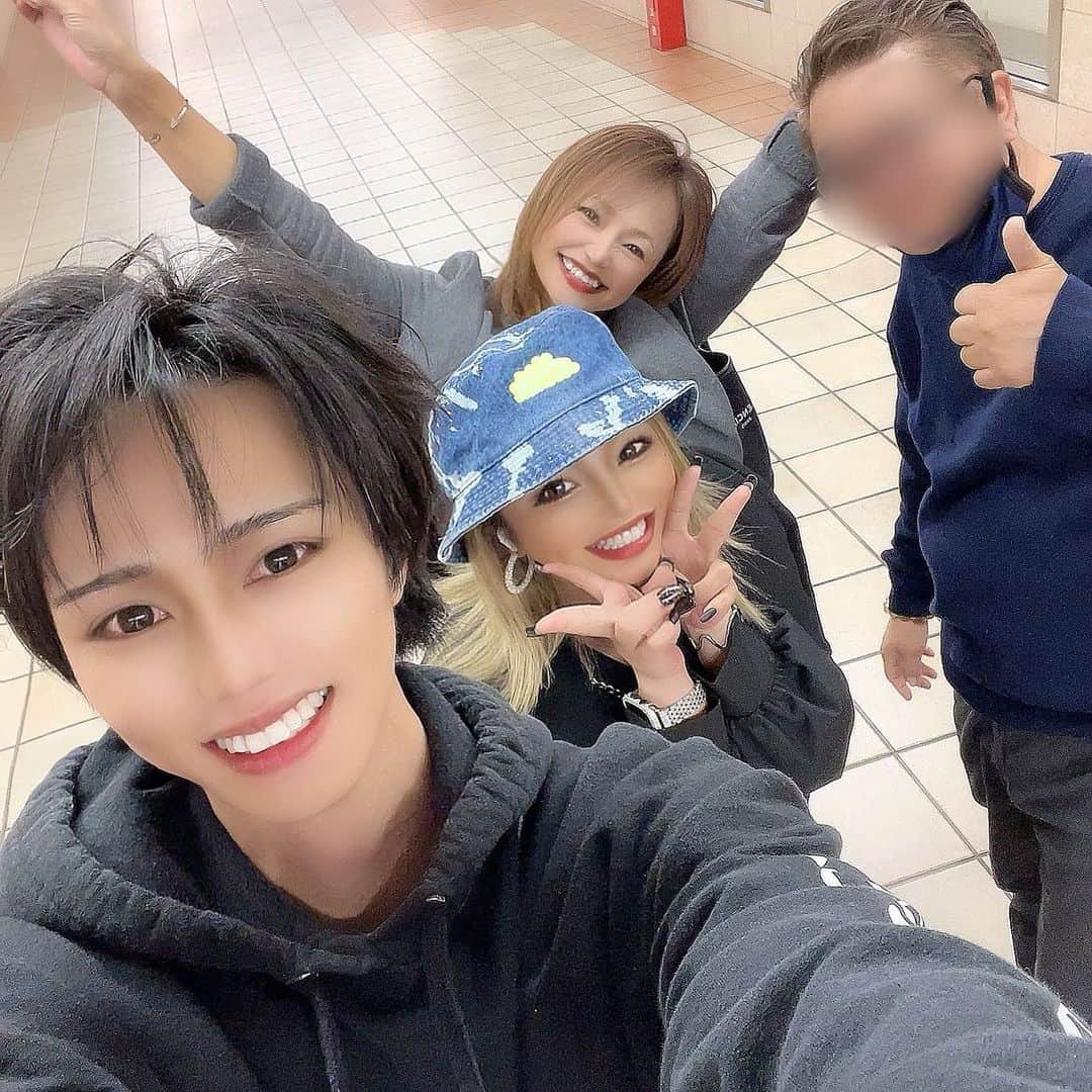MII MAMAのインスタグラム：「. . . family love♥️ ------------------------------------------ 🔎White Style mi mama 良かったらチャンネル登録お願いします🙇🏽‍♀️ #YouTube#ユーチューバー#主婦ユーチューバー#MIIMAMA#チャンネル登録お願いします#2児ママ#年子ママ#ギャルママ#ぎゃるまま#アラサーママ#アラサー#30代#30代ママ#ホワイトインテリア#モノトーンインテリア#シンプルな暮らし#収納#ホワイト収納#イチナナ#イチナナライバー#専属ライバー#主婦ライバー#17LIVE#主婦YouTuber#ママYouTuber#ママライバー#幼稚園ママ#小学生ママ」