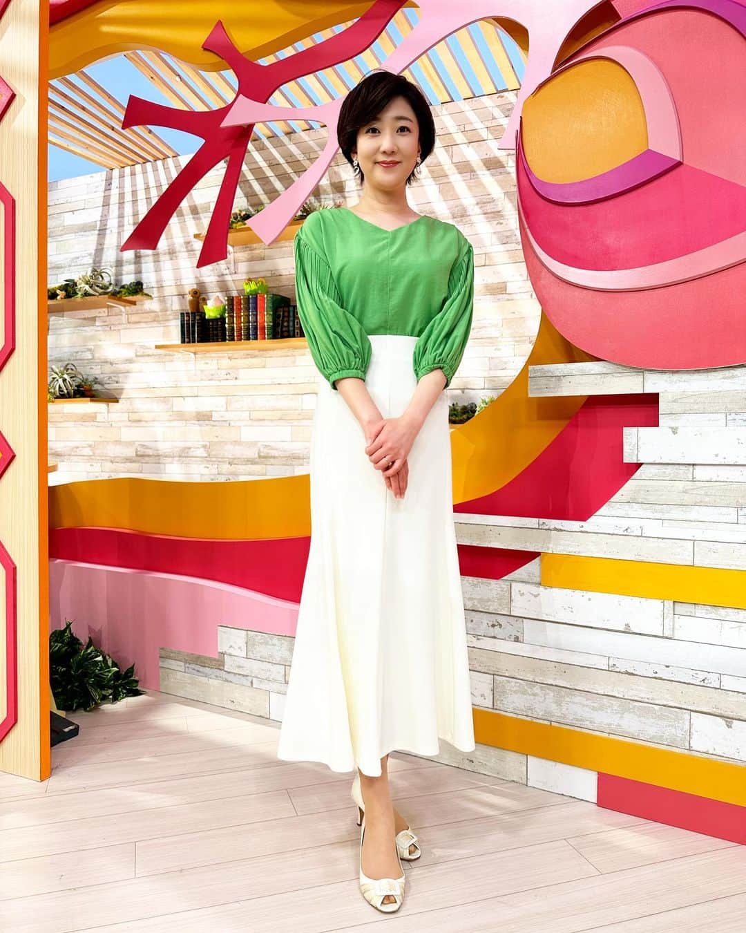池尻和佳子さんのインスタグラム写真 - (池尻和佳子Instagram)「この後のニュースコーナーでは、気象予報士の横尾さんに「黄砂」について解説してもらいます。12日、福岡に黄砂が飛来する恐れがあるそうです。ご注意を‼︎  アクセサリー @rirufura さんです。ありがとうございます。  #黄砂#見通し悪い#あさって#12日#警戒#洗車注意 #洗濯物#部屋干し#オススメ#雨の後#注意#呼吸器系 #疾患がある方#マスク#着用#必至#rkb#タダイマ #アクセサリー#rirufura#アナウンサー#green#衣装 #5月まで#黄砂に注意#池尻和佳子」4月10日 16時37分 - wakako_ikejiri_rkb
