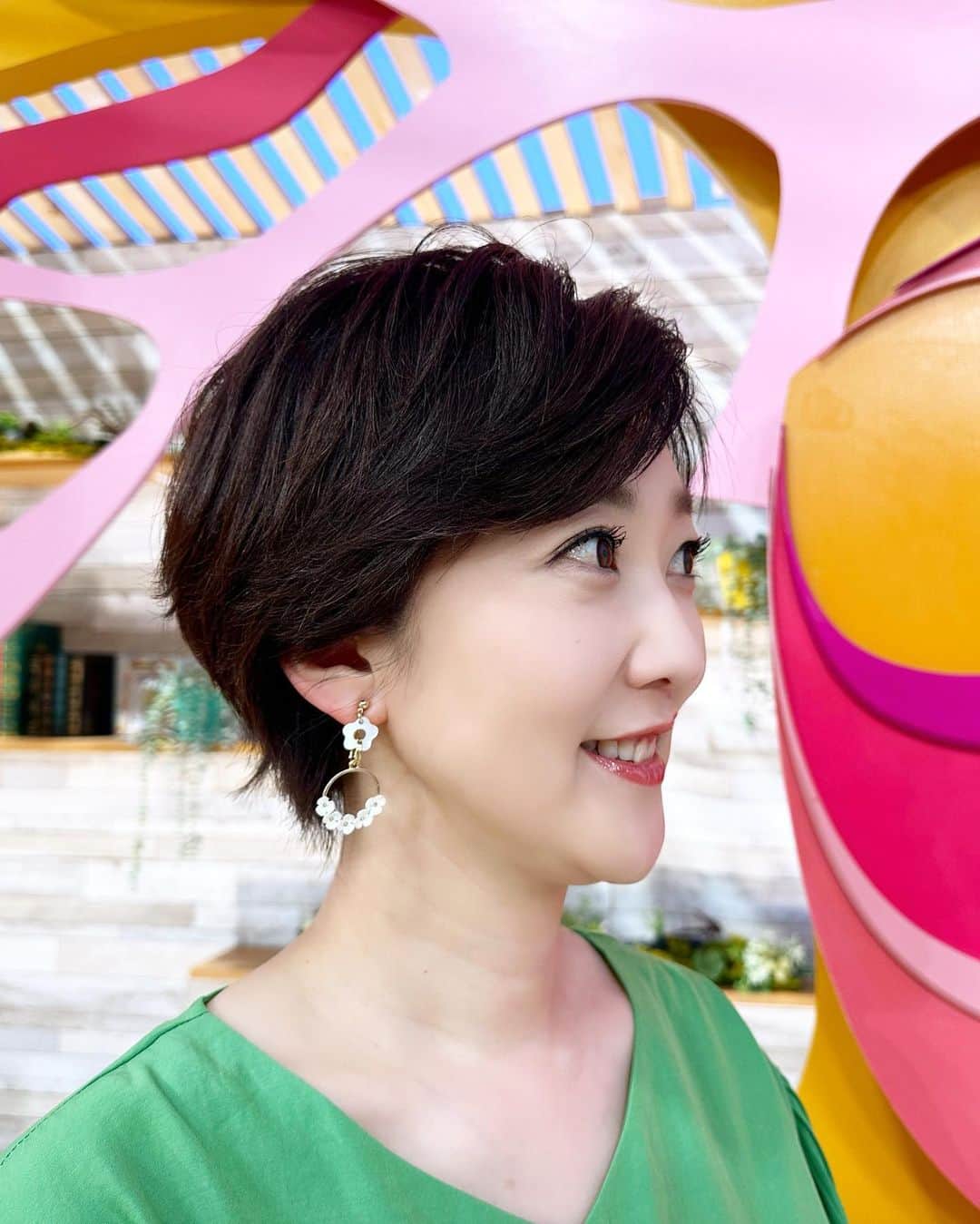 池尻和佳子さんのインスタグラム写真 - (池尻和佳子Instagram)「この後のニュースコーナーでは、気象予報士の横尾さんに「黄砂」について解説してもらいます。12日、福岡に黄砂が飛来する恐れがあるそうです。ご注意を‼︎  アクセサリー @rirufura さんです。ありがとうございます。  #黄砂#見通し悪い#あさって#12日#警戒#洗車注意 #洗濯物#部屋干し#オススメ#雨の後#注意#呼吸器系 #疾患がある方#マスク#着用#必至#rkb#タダイマ #アクセサリー#rirufura#アナウンサー#green#衣装 #5月まで#黄砂に注意#池尻和佳子」4月10日 16時37分 - wakako_ikejiri_rkb