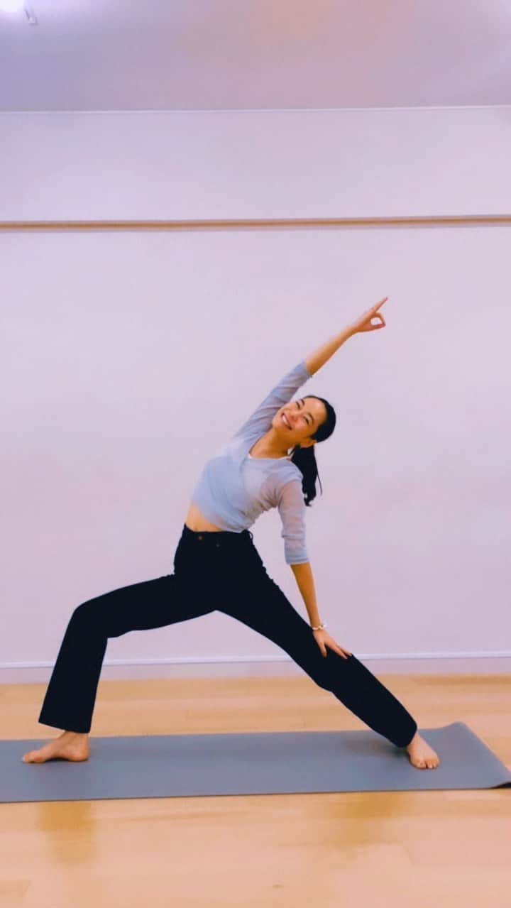 のインスタグラム：「踊れるデニムでYOGA🧘‍♀️🩰 @chacott_balance 撮影で履いて、踊れる以前に 足が綺麗に見えるという事に感動！！ センタープレスの入ったデザインとちょうどいい ハイウエストが抜群にスタイルアップしてくれます💛  秘密は裏地！！骨盤がきちんと正しい位置にくるよう サポートしてくれるそう。  そしてとにかく踊れるよ〜🤭🧡💛💛 これは本当にチェックしてほしいな〜！！  私も出ているのでインスタやホームページを チェックしてね💛  #chacott #chacottbalance #yoga #ballet  #チャコット #踊れるデニム #ヨガ #ヨガウェア」