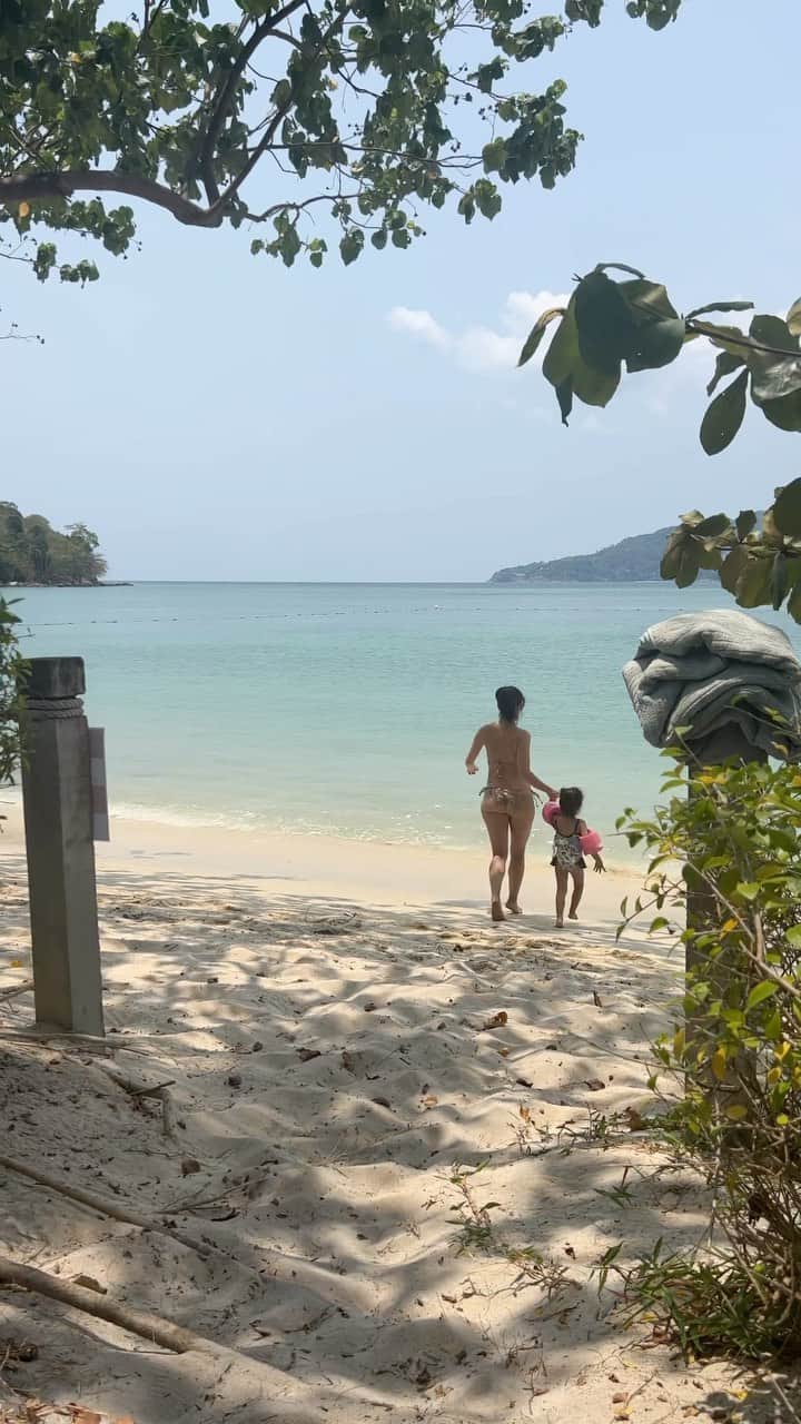 アン・カーティスのインスタグラム：「Little snippets of peaceful moments 🌼」