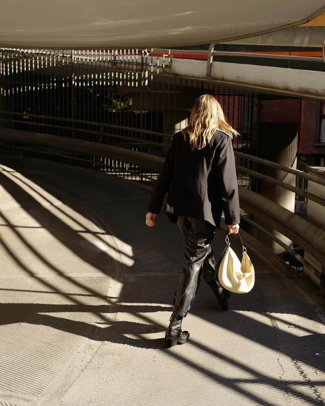 ボルボネーゼのインスタグラム：「Contemporary urban mood, with @micheladan and her Oyster bag.   #Borbonese #Oyster #SS23」