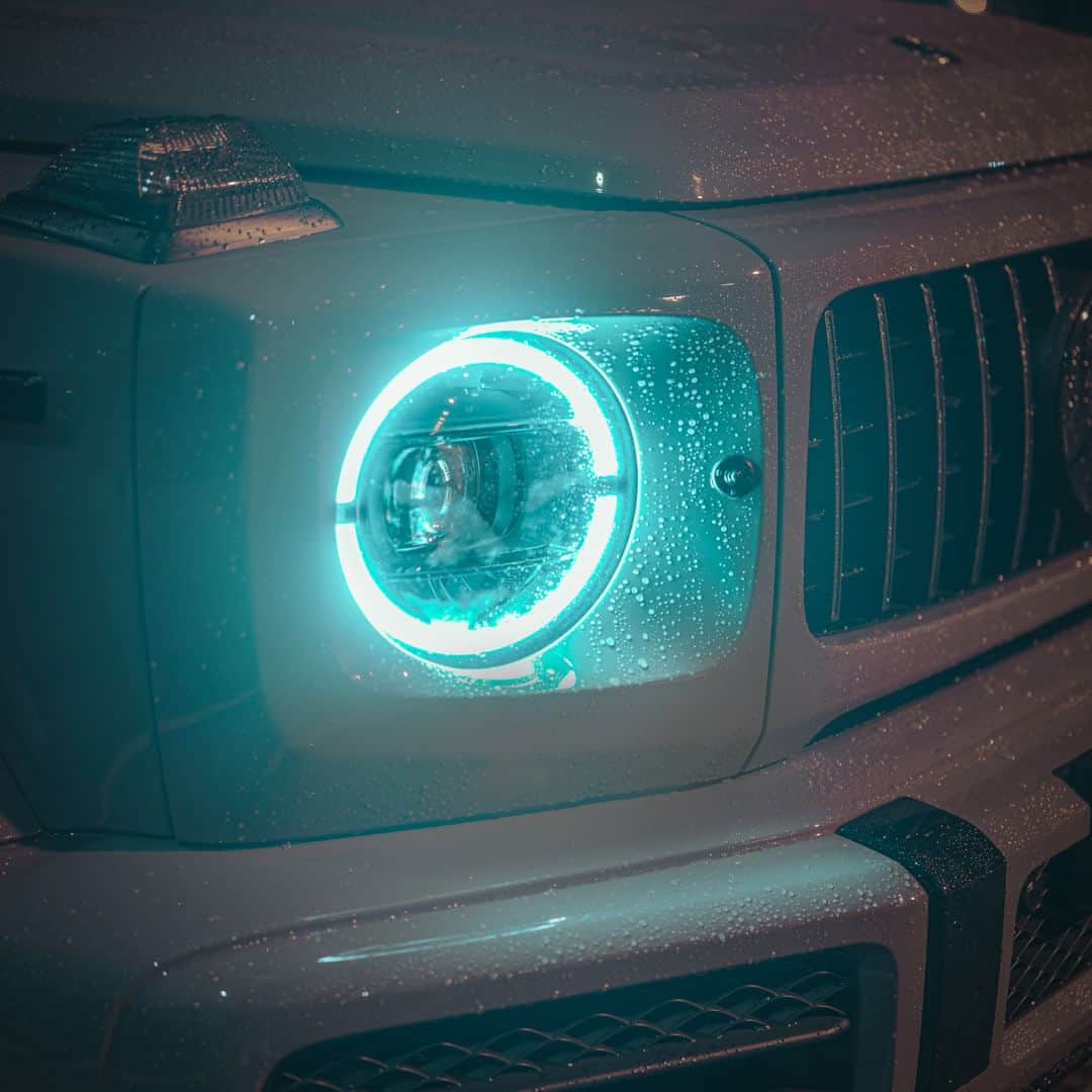 のインスタグラム：「💡🚘 Wherever you are, the G-Class lights your way.  เผยขุมพลังการขับเคลื่อนอย่างเหนือชั้นพร้อมเติมเต็มอารมณ์สปอร์ตได้อย่างเร้าใจแม้ในยามค่ำคืนไปกับ Mercedes-AMG G 63 ด้วยดีไซน์กระจังหน้าแบบ AMG-specific radiator grille มาพร้อมไฟหน้าทรงกลมแบบ MULTIBEAM LED เทคโนโลยีขั้นสูงที่ช่วยให้ทัศนวิสัยการขับขี่ทุกช่วงเวลาของคุณเป็นไปอย่างมีประสิทธิภาพและปลอดภัยมากที่สุด  *อุปกรณ์บางส่วนในภาพอาจแตกต่างจากที่จำหน่ายจริง โปรดตรวจสอบรายการอุปกรณ์ของรถยนต์แต่ละรุ่นที่ผู้จำหน่ายฯ อย่างเป็นทางการทั่วประเทศ​​  📷 jelinek.b (IG) for #Mbcreator  #AMGMonday #GClass #G63 #DrivingPerformance #MercedesAMG #MercedesBenzThailand」