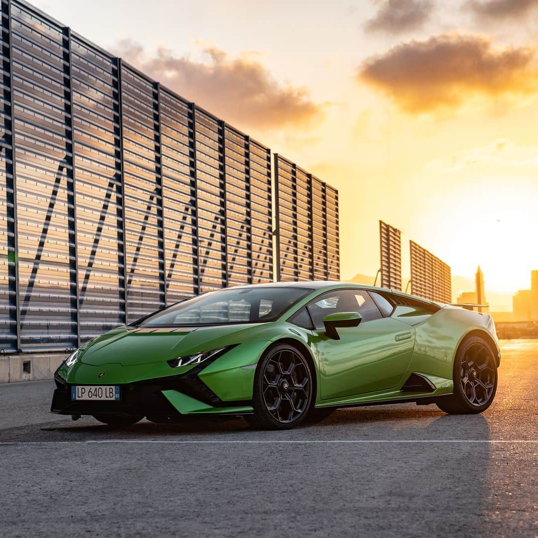 ランボルギーニのインスタグラム：「Performance can be a lifestyle. Surely that’s Huracán Tecnica philosophy. You can see it in its design, understand it from its V10 engine, and appreciate it from its exclusive interior finishes, with a new dedicated trim for the sports seats. ​  #Lamborghini #HuracanTecnica #TakeAllYourSoulsToDrive  __ Huracán Tecnica: fuel consumption combined: 14,5 l/100km (WLTP); CO2-emissions combined: 328 g/km (WLTP)」