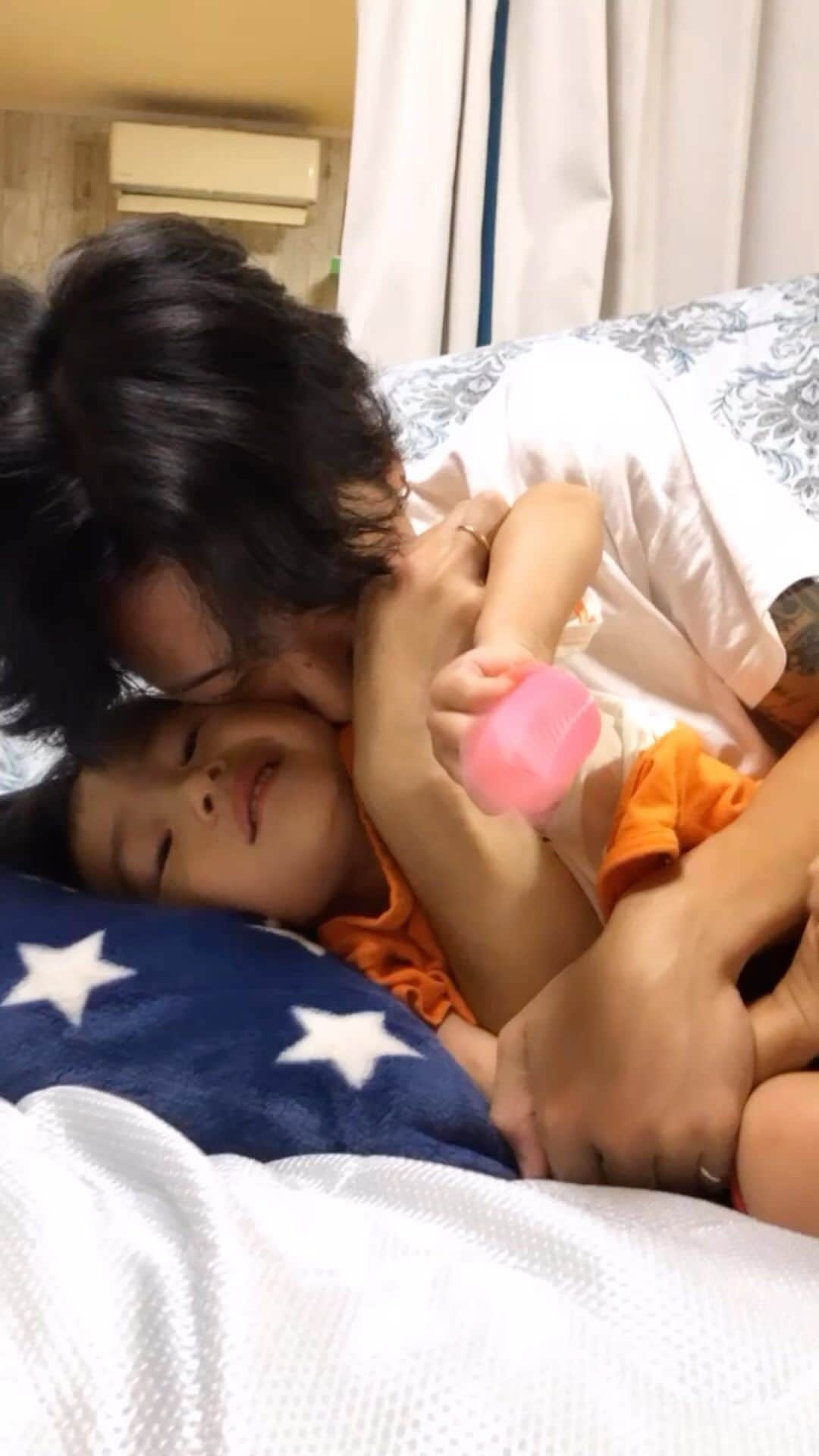 カノンのインスタグラム：「㊗️30万人 「漆ちゃんfamily」  3月まで本職と両立しながらYouTubeを始めてから1年  投稿頻度も不規則でしたが、 皆さんが毎回楽しみにしてくれる事だけがモチベでした。  正直ここまで長かったです。  まだまだスタートラインにも立ててない気がします。  これからも漆山家らしいYouTubeを  4月から環境が変わり前より気を引き締めて まだまだYouTube頑張ります。  いつもありがとうございます！最高嬉しい！」