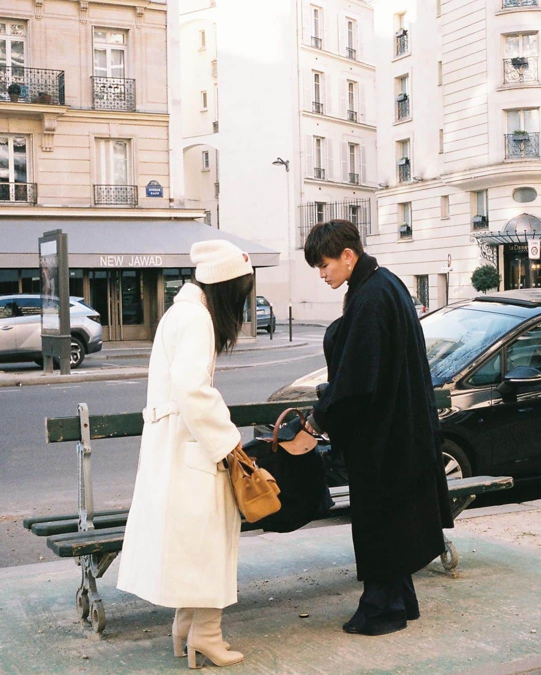 徐琁さんのインスタグラム写真 - (徐琁Instagram)「巴黎的底片真的是最迷人的那種 那個老阿嬤看起來像是有魔法 她頭髮好蓬鬆我好喜歡😂🪄」4月10日 16時53分 - cos55555