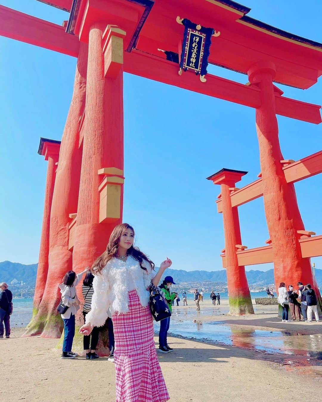 Fujikoのインスタグラム：「#パワースポット巡り 厳島神社へ🐉⛩️  爽快なお天気でフェリー🚢に乗って、宮島へ✨🕊️  晴れ過ぎて海に浮かぶ鳥居じゃなかったけど、また行きたいな✨  ここで貝殻🐚とっちゃいけないみたいなのでご注意を🥺  神様にまた会えて嬉しいな💫  お気に入りのお洋服は eimy❤️ @eimyistoire_official   #Fujiko#厳島神社#神社巡り #神様#パワースポット#広島#宮島#フェリー#日本#景色最高 #海#応援してね」