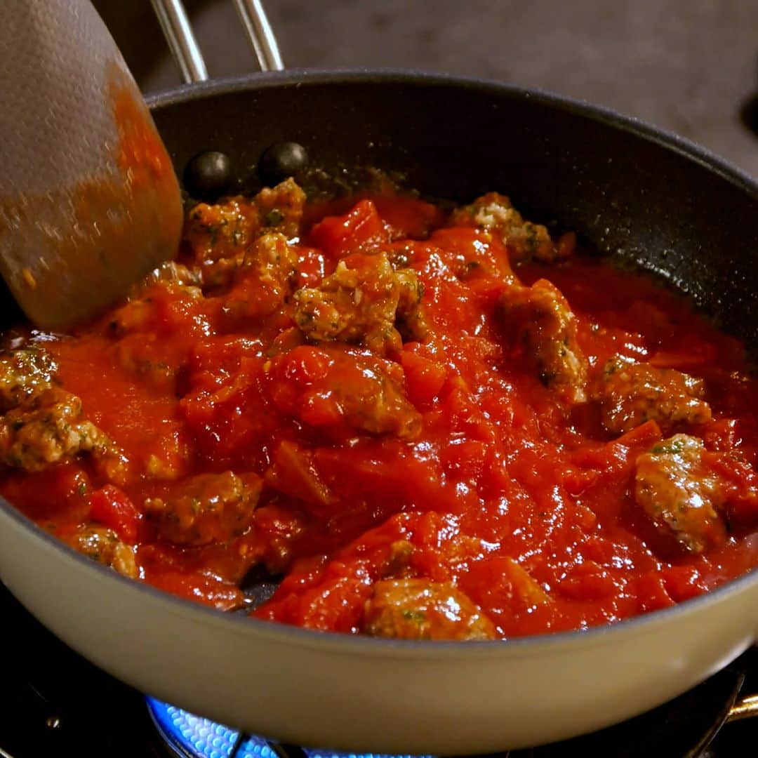 栗原心平さんのインスタグラム写真 - (栗原心平Instagram)「【大人気レシピ】サルシッチャ風トマトスパゲッティ  サルシッチャ（Salsicca ）とは、イタリア語で「腸詰め」という意味で、加熱していない生ソーセージのこと。 トマトとひき肉を使ってサルシッチャ風に仕上げ、パスタとあえた大人気レシピ！ パセリやバジルがアクセントになっているので是非一度作ってみて下さい。  --------------------------- ▼材料（2人分) ---------------------------  A 豚ひき肉　200g 　にんにく（みじん切り）　1片分 　バジル　5g 　パセリ　7g 　薄力粉　大さじ1/2 　塩　小さじ1/3 　黒こしょう　適量  トマト缶　1缶（400g） 白ワイン　大さじ2 オリーブ油　大さじ2 塩　小さじ1 黒こしょう　適量  パスタ（スパゲッティーニ）　160g パルミジャーノ・レッジャーノ　適量  --------------------------- ▼作り方 ---------------------------  1.バジル、パセリはまとめて細かく刻む。 ボウルにAを入れ、粘りが出るまで手で混ぜ合わせる。 2.フライパンにオリーブ油大さじ１を熱し、①をひと口大にちぎって並べ入れ、中火で両面を焼く。 3.全体に焼き色が付いたらトマト缶、白ワインを加え、蓋をして中弱火で5～6分ほど煮る。ソースが2/3量になったら、塩、黒こしょう、オリーブ油大さじ1を加える。 4.鍋に湯を沸かして塩、オリーブ油適宜（分量外）を加え、パスタを袋の表示より 1分短くゆでる。ゆであがったら、ザルに上げて水気を切る。 5.③のフライパンにパスタを入れて中火にかけ、手早くあえる。 器に盛り、パルミジャーノ・レッジャーノを削りかける。  その他の栗原心平レシピは プロフィールのリンク＞公式サイト＞レシピからご確認いただけます。  #栗原心平 #ごちそうさまチャンネル #レシピ #家で作ろう #shimpeikurihara #料理 #サルシッチャ風トマトスパゲッティ #サルシッチャ #トマトスパゲッティ #おうちパスタ」4月10日 17時00分 - gochisosamachannel