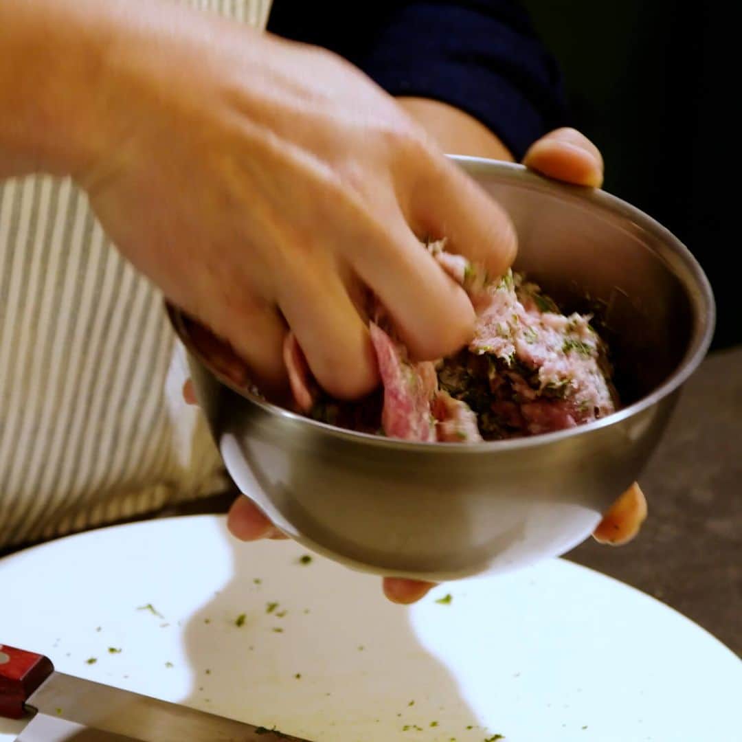 栗原心平さんのインスタグラム写真 - (栗原心平Instagram)「【大人気レシピ】サルシッチャ風トマトスパゲッティ  サルシッチャ（Salsicca ）とは、イタリア語で「腸詰め」という意味で、加熱していない生ソーセージのこと。 トマトとひき肉を使ってサルシッチャ風に仕上げ、パスタとあえた大人気レシピ！ パセリやバジルがアクセントになっているので是非一度作ってみて下さい。  --------------------------- ▼材料（2人分) ---------------------------  A 豚ひき肉　200g 　にんにく（みじん切り）　1片分 　バジル　5g 　パセリ　7g 　薄力粉　大さじ1/2 　塩　小さじ1/3 　黒こしょう　適量  トマト缶　1缶（400g） 白ワイン　大さじ2 オリーブ油　大さじ2 塩　小さじ1 黒こしょう　適量  パスタ（スパゲッティーニ）　160g パルミジャーノ・レッジャーノ　適量  --------------------------- ▼作り方 ---------------------------  1.バジル、パセリはまとめて細かく刻む。 ボウルにAを入れ、粘りが出るまで手で混ぜ合わせる。 2.フライパンにオリーブ油大さじ１を熱し、①をひと口大にちぎって並べ入れ、中火で両面を焼く。 3.全体に焼き色が付いたらトマト缶、白ワインを加え、蓋をして中弱火で5～6分ほど煮る。ソースが2/3量になったら、塩、黒こしょう、オリーブ油大さじ1を加える。 4.鍋に湯を沸かして塩、オリーブ油適宜（分量外）を加え、パスタを袋の表示より 1分短くゆでる。ゆであがったら、ザルに上げて水気を切る。 5.③のフライパンにパスタを入れて中火にかけ、手早くあえる。 器に盛り、パルミジャーノ・レッジャーノを削りかける。  その他の栗原心平レシピは プロフィールのリンク＞公式サイト＞レシピからご確認いただけます。  #栗原心平 #ごちそうさまチャンネル #レシピ #家で作ろう #shimpeikurihara #料理 #サルシッチャ風トマトスパゲッティ #サルシッチャ #トマトスパゲッティ #おうちパスタ」4月10日 17時00分 - gochisosamachannel