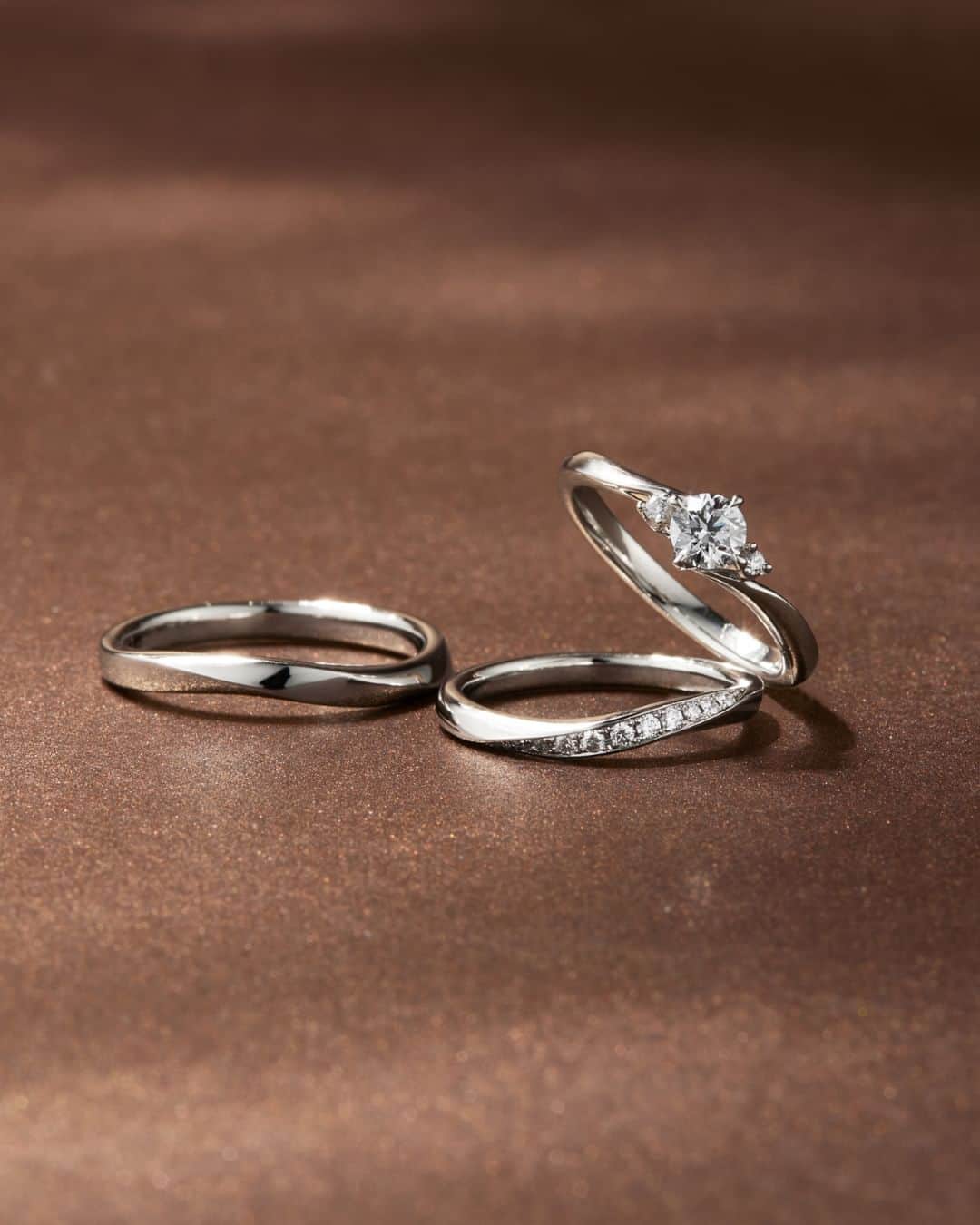 婚約・結婚指輪のI-PRIMO（アイプリモ）公式アカウントさんのインスタグラム写真 - (婚約・結婚指輪のI-PRIMO（アイプリモ）公式アカウントInstagram)「重なり合うリングが奏でる、ゆるぎない愛の証。  アイプリモの指輪は品質工学に基いて着け心地を研究し、 しっくりと指になじむフィット感も特徴です。  センターダイヤモンドの両サイドにメレダイヤモンドを配した 華やかなきらめきのエンゲージリング「キタルファ」  ひときわ光をまとうメレダイヤモンドが優美なラインに沿って美しく輝く マリッジリング「アルチェステ」  ウェーブライン同士のリングの重ね着けはお互いを引き立て、 指もとを流麗に飾ります。  ＜結婚指輪＞Alceste #アイプリモ_アルチェステ ＜婚約指輪＞kitalpha #アイプリモ_キタルファ  ーーーーー アイプリモの店頭では、ご好評いただいているパーソナルハンド診断を体験いただけます。   ▼ご希望の方はホームページより来店予約をいただくとスムーズにご案内可能です。  @iprimo_official　  ーーーーー  #iprimo #アイプリモ #結婚指輪 #マリッジリング #婚約指輪 #エンゲージリング #セットリング」4月10日 17時00分 - iprimo_official