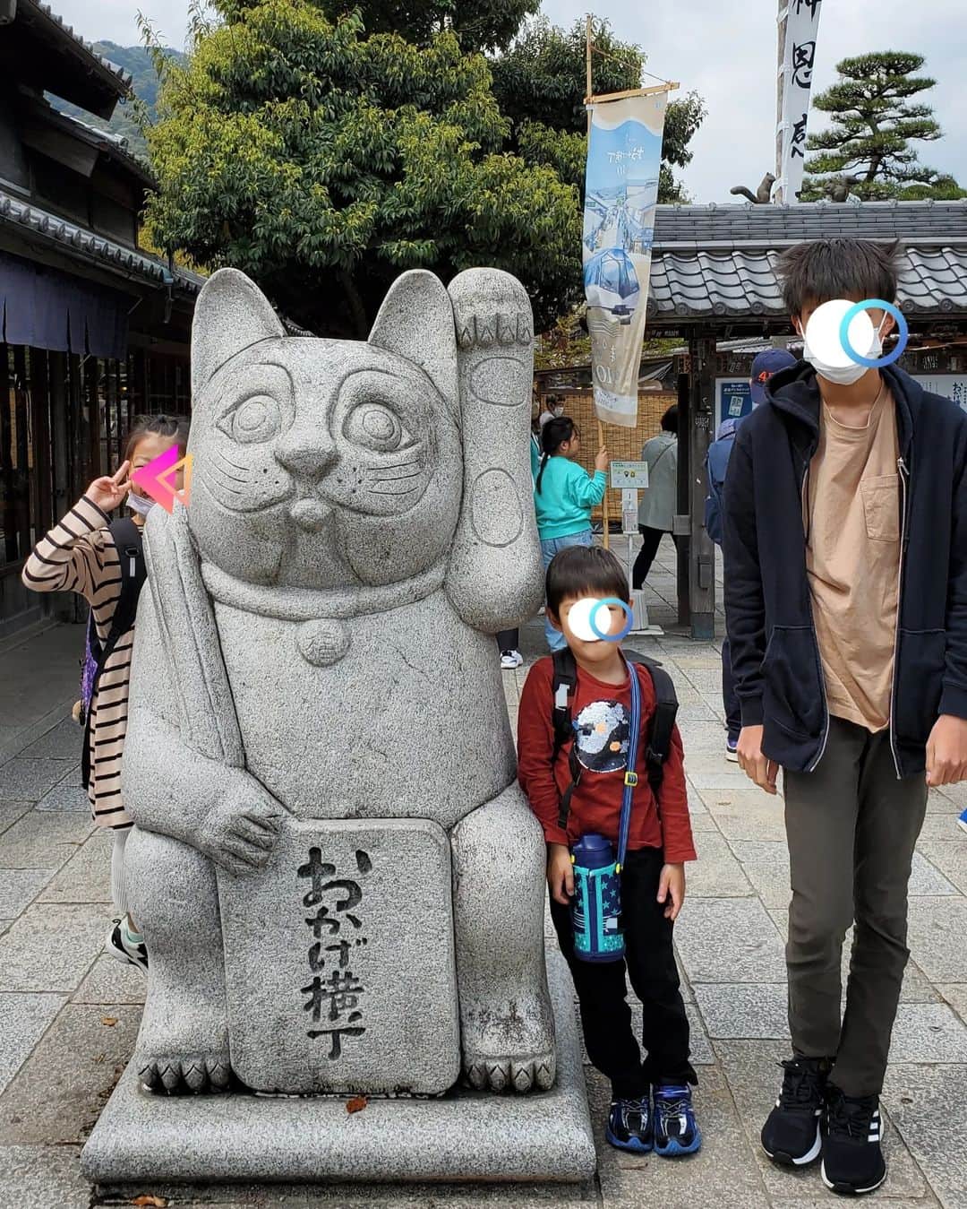 koyukkuma 一条工務店さんのインスタグラム写真 - (koyukkuma 一条工務店Instagram)「・ 🧸🧸3年半ぶりに旅行しました🧸🧸  最後に盛大に(？)旅行したのが2019年の10月。 淡路島でした🧅 あの頃は長男小5、娘年中、末っ子1歳。  その数ヶ月後のコロナが騒がれ始めた頃、 義両親の別荘でひっそり泊まり、 少し外出した時の様子をストーリーにあげたら 『あなたみたいな影響力のある人が外出してるところを投稿するなんて』と 投稿を見てくださった方からお叱りのDMをいただいてしまい…😥  それからずっと旅行を自粛していました…  でも月日が流れ、今は中3、小3、年長と すっかり大きくなった子どもたち。  長男はもうこの先一緒に家族で旅行するか 分からないお年頃になってきたので 思い切って3年半ぶりの旅行に🚗  まだコロナがなくなったわけでもないし、 もしかしたらまた何か言われちゃうかもしれないけど、やっぱり思い出残しておきたい!!  この投稿見て旅行なんて!!と思われたらごめんなさい🥺 旅行バッグのパッキングも質問いただいてたし それも兼ねて投稿させてください🙇‍♀️  今回は三重県へ！(伊勢、志摩、鈴鹿) 場所にもよるけど…和歌山、兵庫、奈良、 京都は日帰りで行けるので 10年以上前から子連れ旅行するのなると 三重県に行きがちです🦐  さてさて旅行バッグの中身🤲 家族5人、衣類や小物で鞄の中はぐちゃぐちゃになりがち。  キレイにたたんで詰めてもどうしても 鞄の中で靴下が転がっていったり、 温泉への移動で荷物をまとめ直したり 何かと手間だったけど、 下着は1人ずつメッシュバッグに分けたら ストレスなし!!このまま持ち運んでも◎  管理がラクです✨  お洋服は上下コーディネートしてから トップスで包んで1セットに。 そうしたらガバッと掴んで取り出すだけ👌  洗顔やお風呂の小物はジッパー付きの袋で 小分けして行方不明対策✨✨  出先で『あれどこいった？？これどこいった？？』って なりたくないですよね！  みなさんの旅行バッグ整理整頓術、 何かあれば教えてね～👂  #旅行 #旅行パッキング #パッキング #旅行準備 #旅行グッズ #整理整頓」4月10日 17時07分 - kumasan_ismart