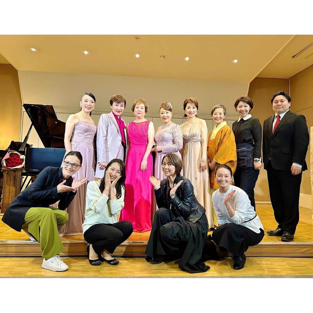 湖月わたるさんのインスタグラム写真 - (湖月わたるInstagram)「・ #吉田優子 先生 まりこさん( #麻路さき さん)のコンサート Piano Duo 『Y & M』Concert in TOKYO  観させていただきました！  素晴らしい Piano Duoに感動✨  Special Guest には ヴァイオリン #長崎真音 さん コーラス たきちゃん( #出雲綾 さん) みっきさん( #ちあきしん さん) きんさん( #朝峰ひかり さん)  流石のハーモニーにうっとり♪♪  優子先生のスペシャルなピアノ演奏はもちろん、幼少期の頃のエピソードも最高でした☺️  優子先生が作曲された『国境のない地図』のピアノコンチェルトは、新人公演でまりこさんの役をさせていただき、猛練習した思い出の曲で、涙腺崩壊😭  まりこさんの包容力溢れる演技や色気漂う男役姿を学びたくて、必死に追いかけていた日々が走馬灯の様に蘇りました⤴️ そして、今でもご一緒すると温かくアドバイスしてくださるんですよ🥰  優子先生とまりこさんの人間力溢れる素敵なコンサート🎹🎹  感動をありがとうございました❣️ ・ #星組 #PianoDuo最高 #贅沢な時間 #ウインクで電子譜面をめくるまりこさんカッコ良すぎでした❤️ #客席で嬉しい再会がありました😍 #みんなで写真撮影📸 #乙原愛 さん #月影瞳 さん #麻園みき さん #梅園紗千 さん #彩海早矢 さん #湖月わたる #watarukozuki」4月10日 17時07分 - watarukozuki_official