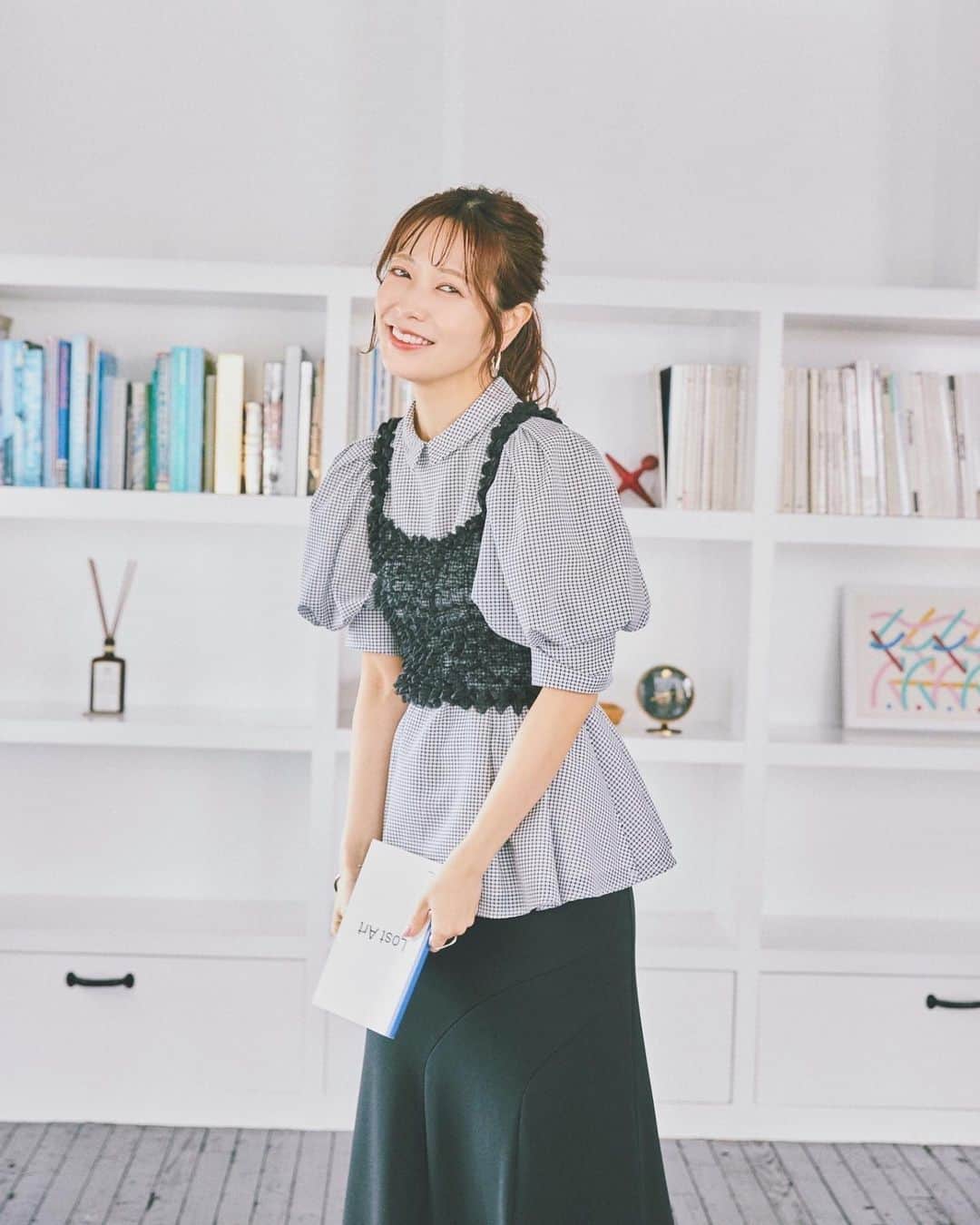 斉藤優里のインスタグラム：「色味は暗めで全体的にまとめてるけど透け感のある ビスチェで春っぽさは忘れずにです！！！ ⁡ ビスチェは着る前はかなり小さくてサイズ感 大丈夫かな？って思っちゃうけどこのくらい 身体にフィットしてた方が程よくブラウスとの 差も出るから良さそうだったよ🐄🖤 ⁡ メリハリもつけるの大切♡♡♡ ⁡ _____ ⁡ blouse…@furfur_official bustier skirt…@leinwande_official sandal…@dianashoespress pierce…@do_la.official bangle…@__vebet__ _____ ⁡ #今日の服 #今日のコーデ #ゆったんコーデ #斉藤優里 #ゆったん」