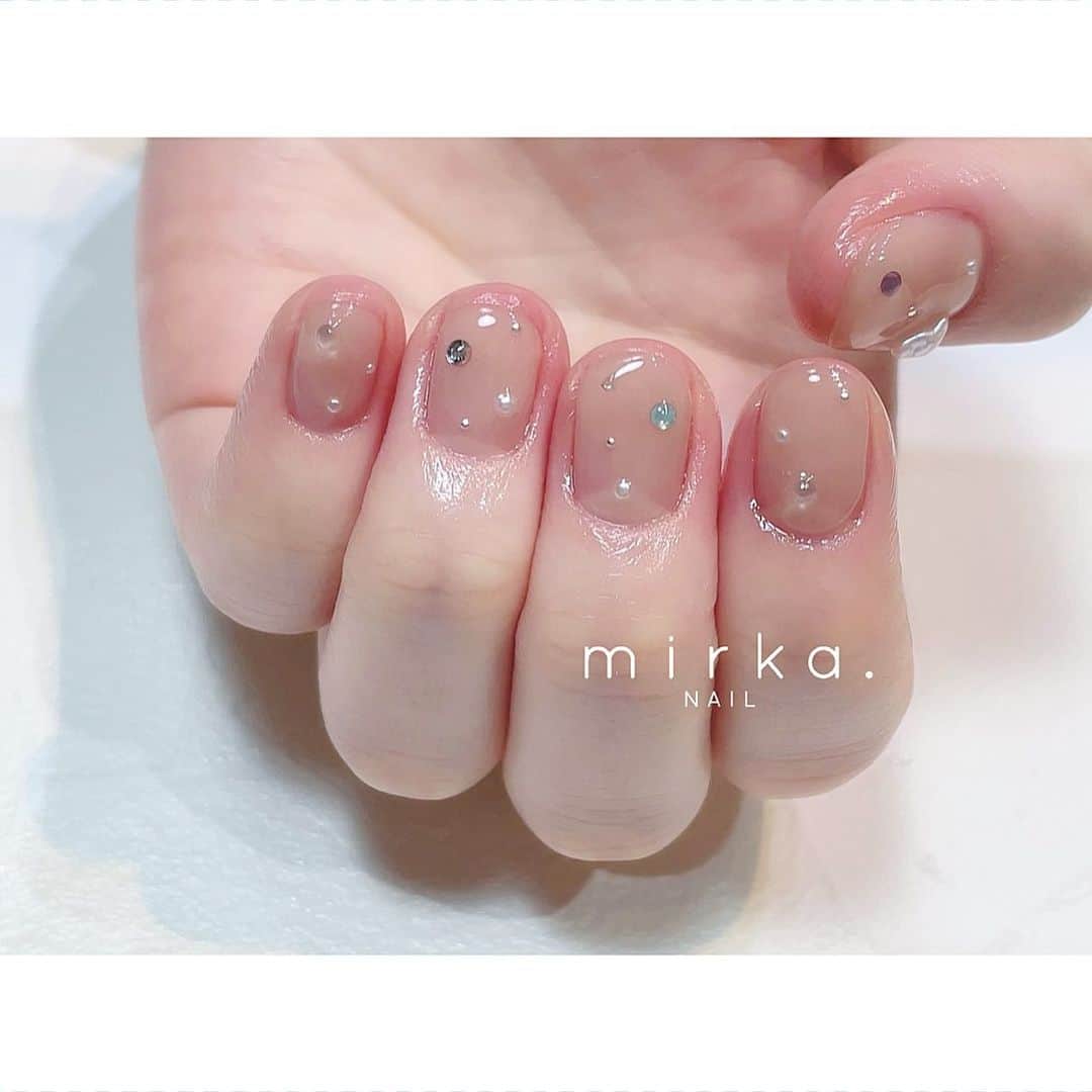 mirka. NAIL(ミルカネイル)のインスタグラム：「⁡ ⁡ ⁡ ⁡ つぶつぶ ⠜ ⁡ ⁡ ⁡ ………………………………………………………… ⁡ ご予約、お問い合わせは LINE ID⇒ @mirka.nail (@含む)まで。 ⁡ ご新規様はハイライトの「ご案内」と「ご予約方法」を必ずお読みいただいてからご予約くださいますようお願いいたします。 空き状況や詳細はLINEの投稿からご確認ください。 ⁡ ⁡ ⁡ ⁡ #mirkanail#nails#nail#nailart#naildesign #ショートネイル#ネイルアート#ネイルデザイン#ネイル#大人ネイル#シンプルネイル#オフィスネイル#ニュアンスネイル#ナチュラルネイル#カジュアルネイル#ショートネイルデザイン#美甲#春ネイル#春ネイル2023 #プライベートサロン#プライベートネイルサロン#東京ネイルサロン#東京ネイル#江東区ネイルサロン#森下#清澄白河 ⁡」
