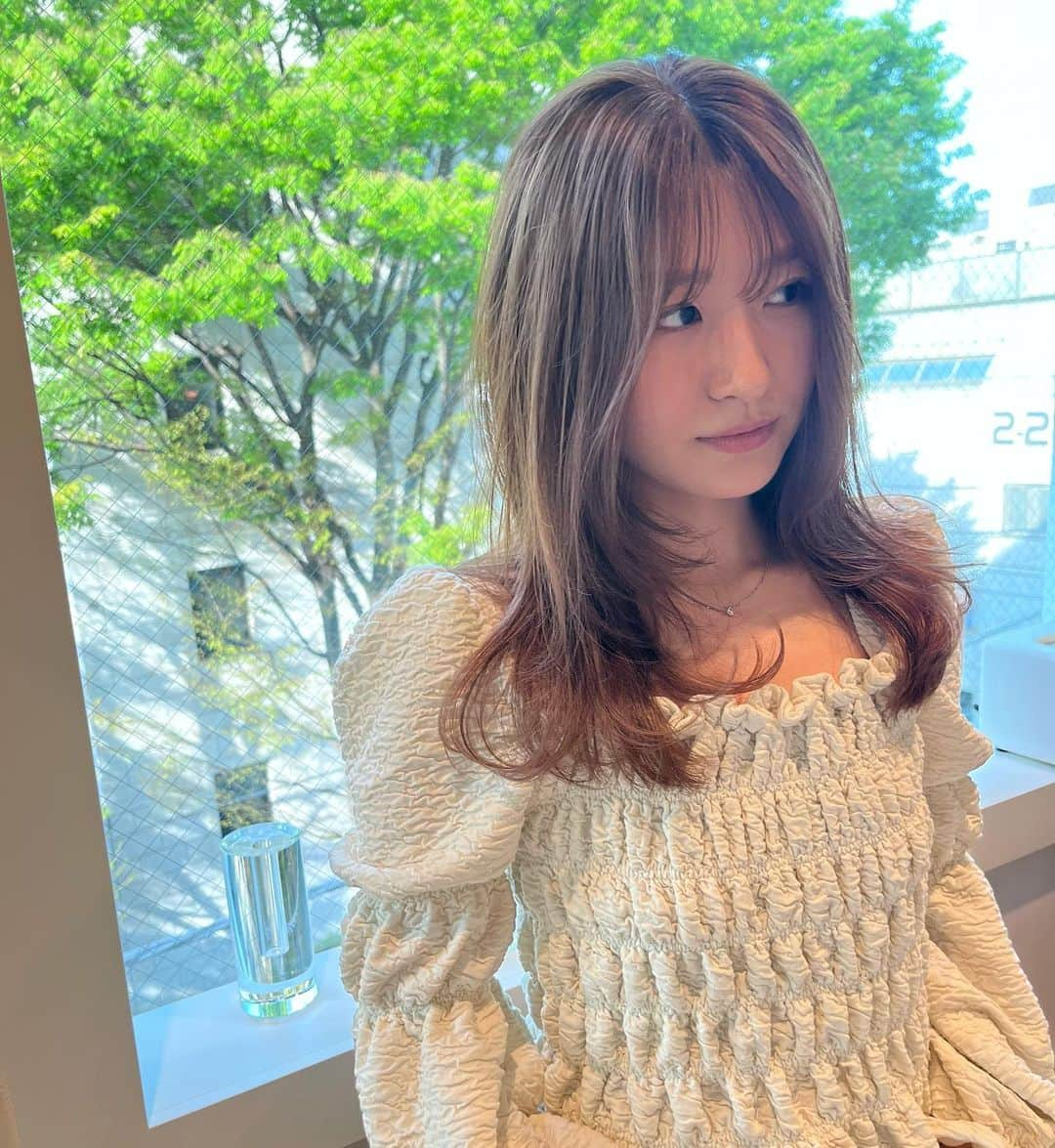 新倉真奈美のインスタグラム：「nuance semilong🤍🌿  colorは柔らかい sheer grayge」