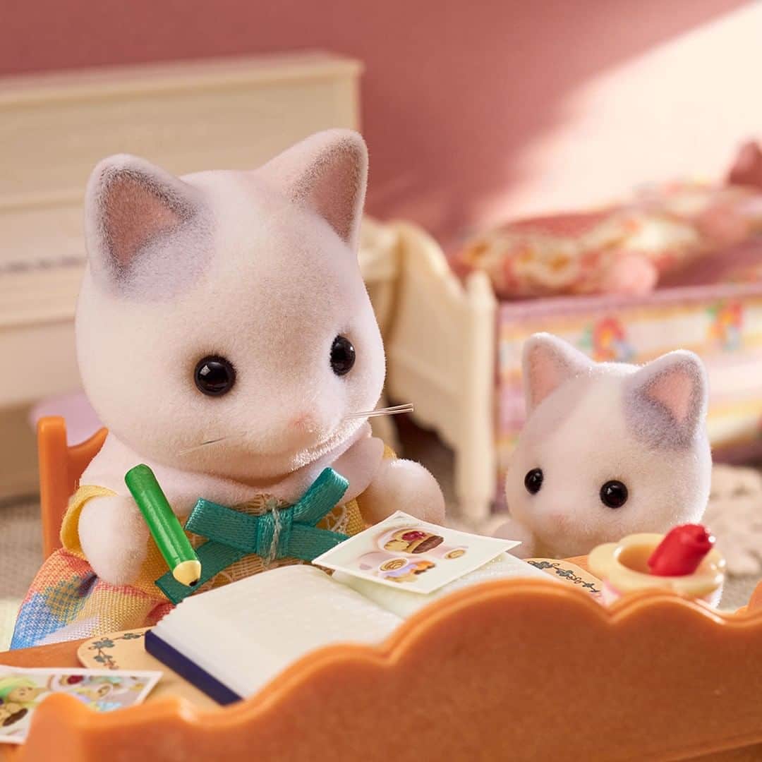 シルバニアファミリー【公式】 さんのインスタグラム写真 - (シルバニアファミリー【公式】 Instagram)「シルバニア村にはきょうだい、しまいがいっぱい♪  いっしょにあそんだり、あやしてあげたり、みんなとっても仲良しです✨  みなさんはどのきょうだい、しまいがお気に入りですか？  ぜひ、教えてくださいね😊  #シルバニアファミリー #シルバニア #sylvanianfamilies #calicocritters #sylvanian #ドールハウス #dollhouse #ミニチュア #miniature #かわいい #可愛い #cute #癒し #癒される #kawaii  #nationalsiblingsday #兄弟姉妹の日 #兄弟 #姉妹」4月10日 17時00分 - sylvanianfamilies_jp
